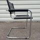 Paire de fauteuils Cantilever en cuir noir