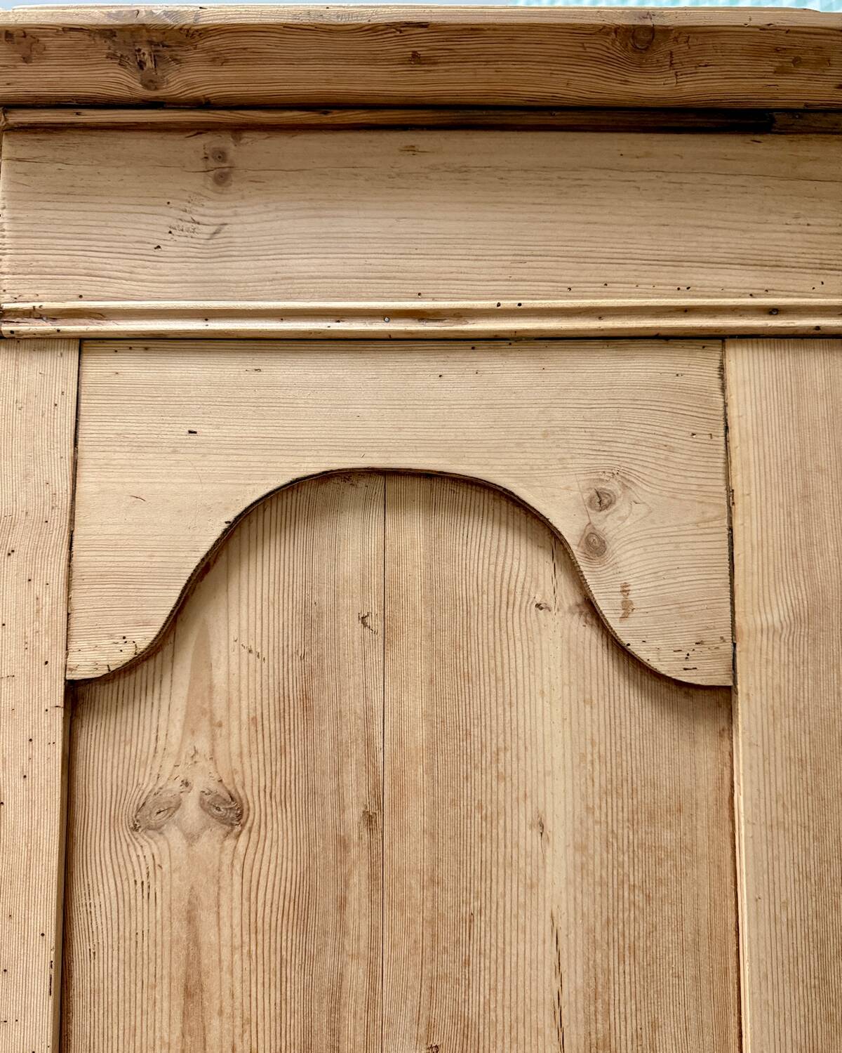 English bonnet maker with wardrobe (renovated)