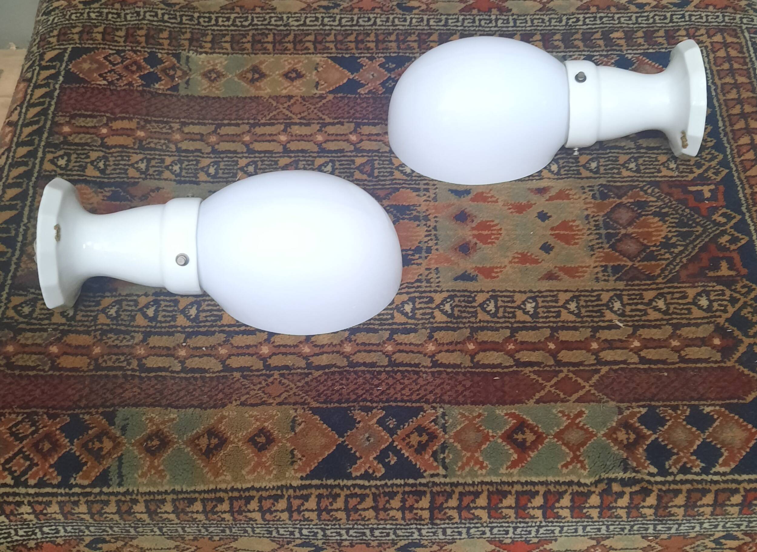 Pair of wall lights from the 1950s in porcelain.