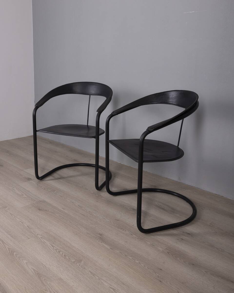 Paire de chaises "Canasta" en métal et cuir des années 1970 conçues par Arrben