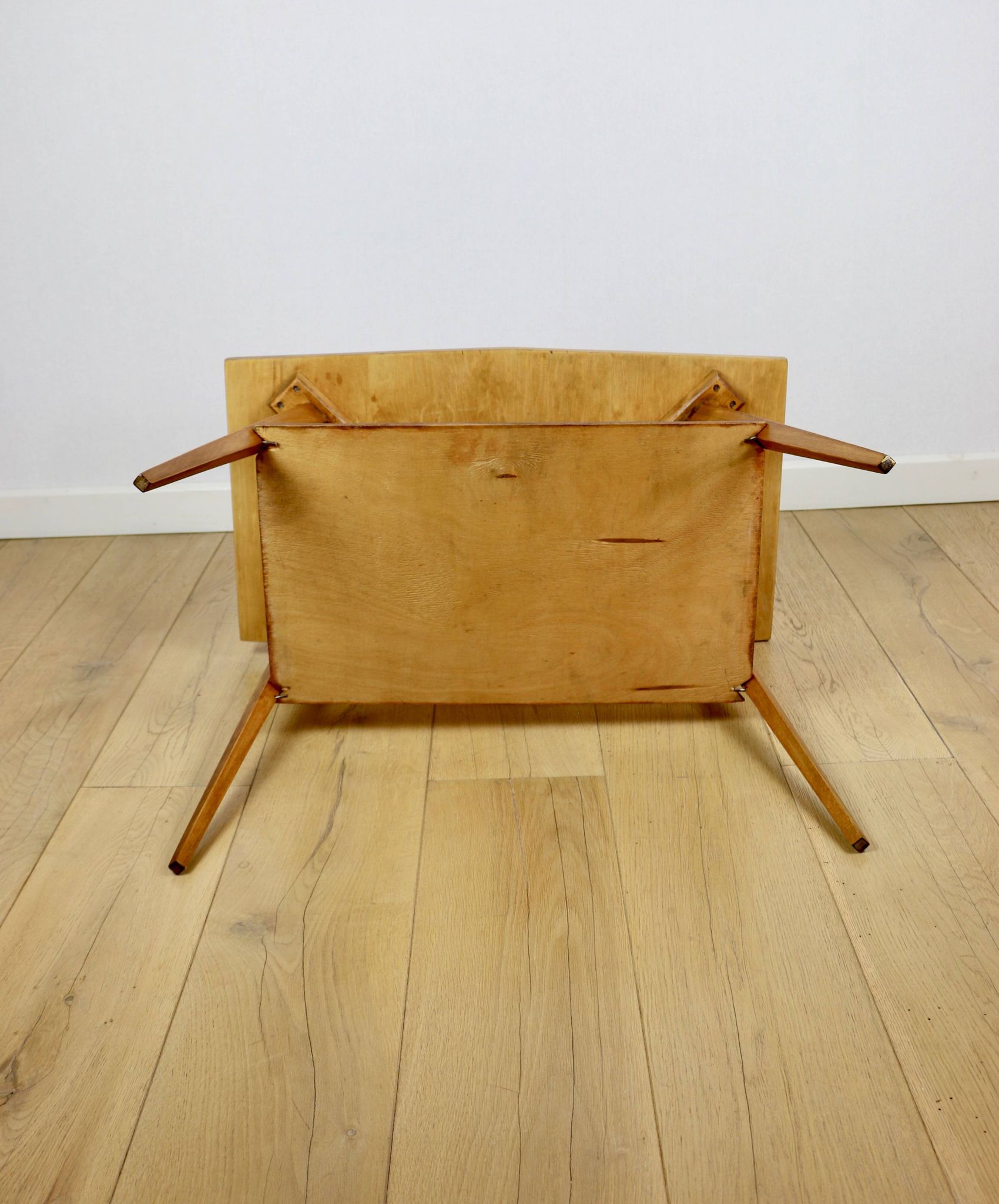 Table basse console en polonais des années 1970, carrée et multifacette.