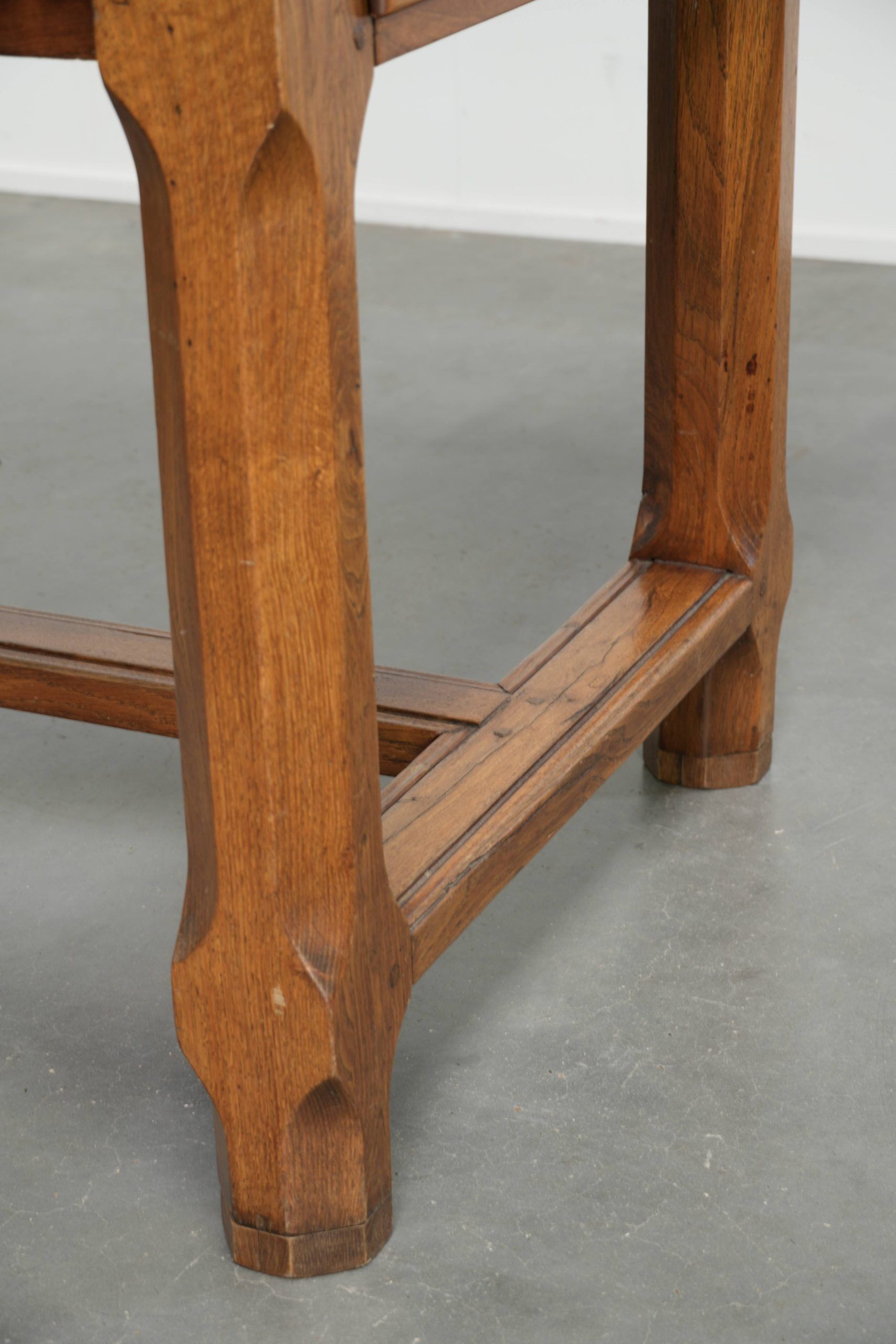 French dining table from the 18th century with a fruitwood top and oak base