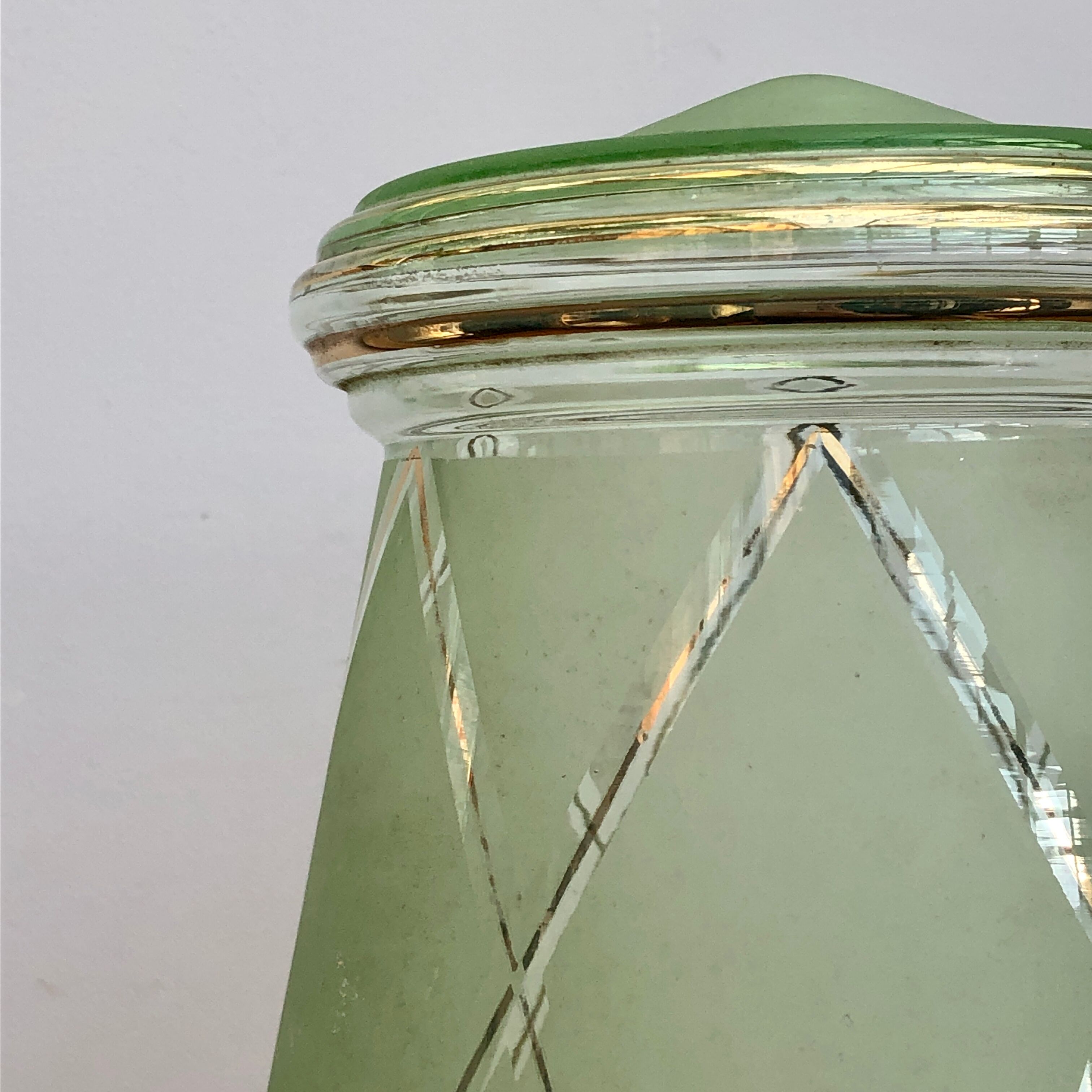 Glass globe-laying lamp