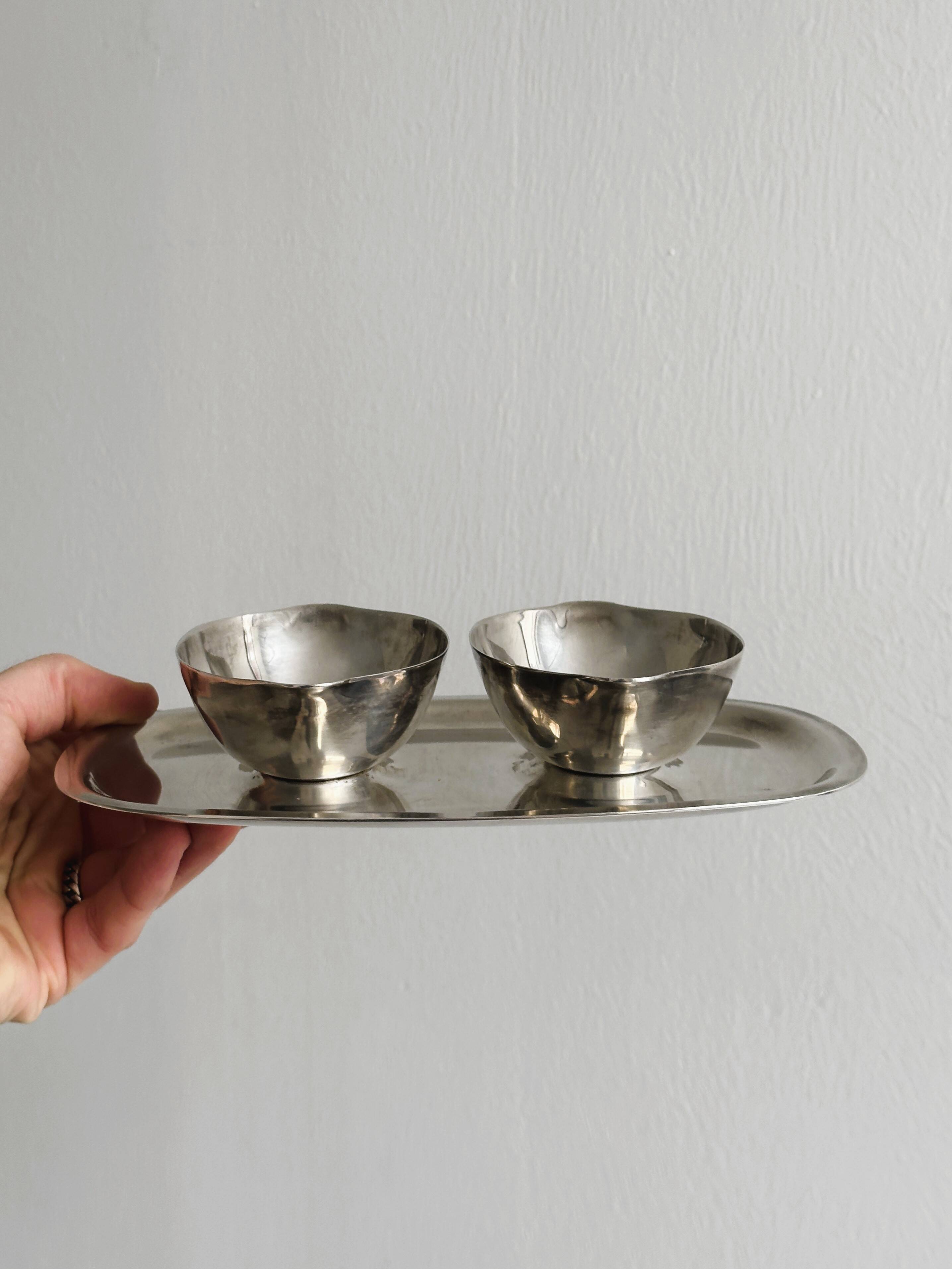 Fixed sauce boats on stainless steel tray