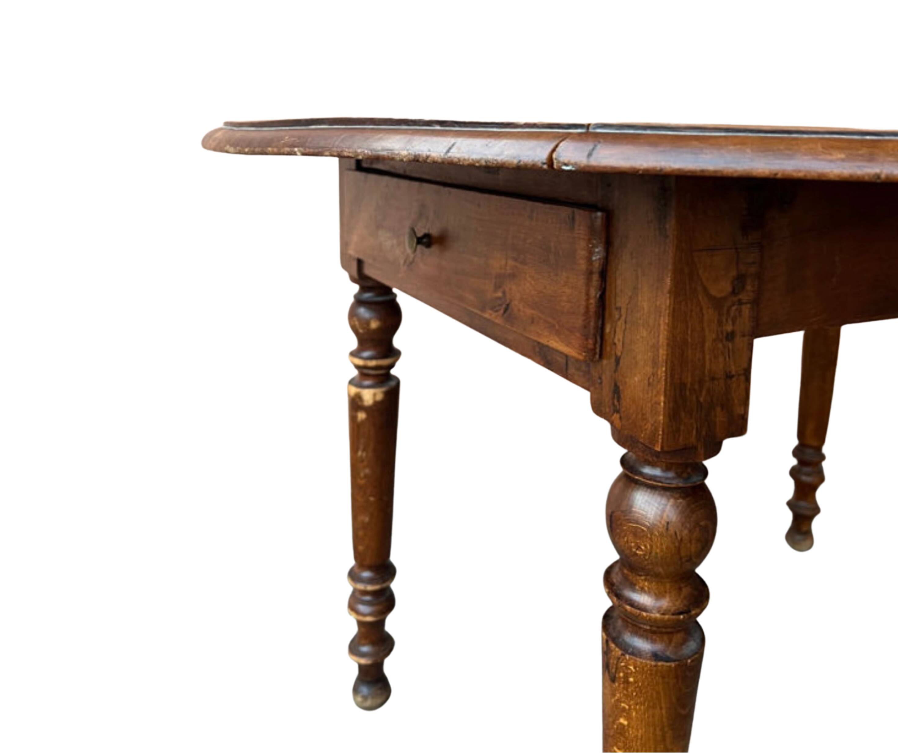 Round (foldable) table in solid wood (walnut)