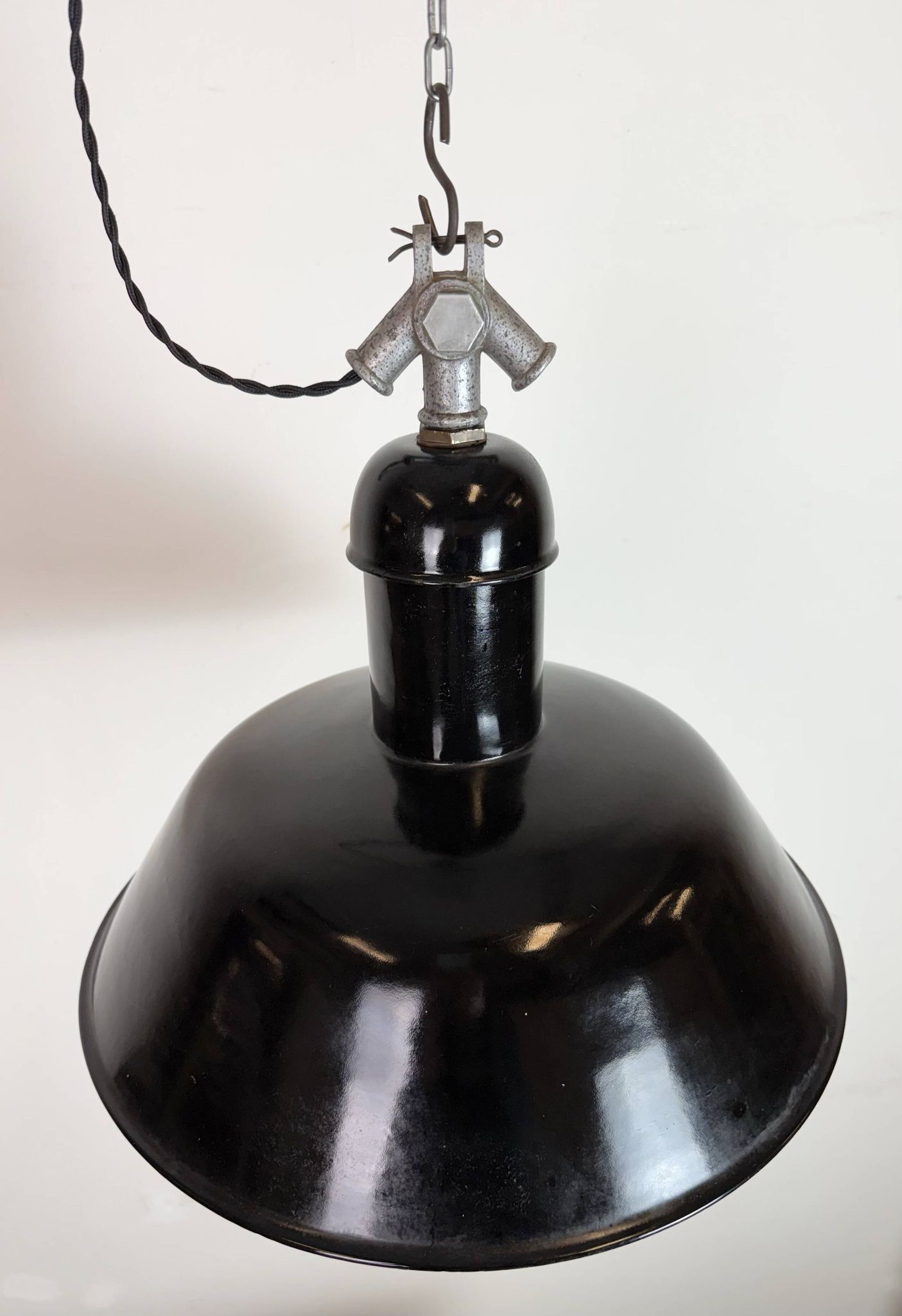 Lampe suspendue industrielle en émail noir de AEG, années 1930