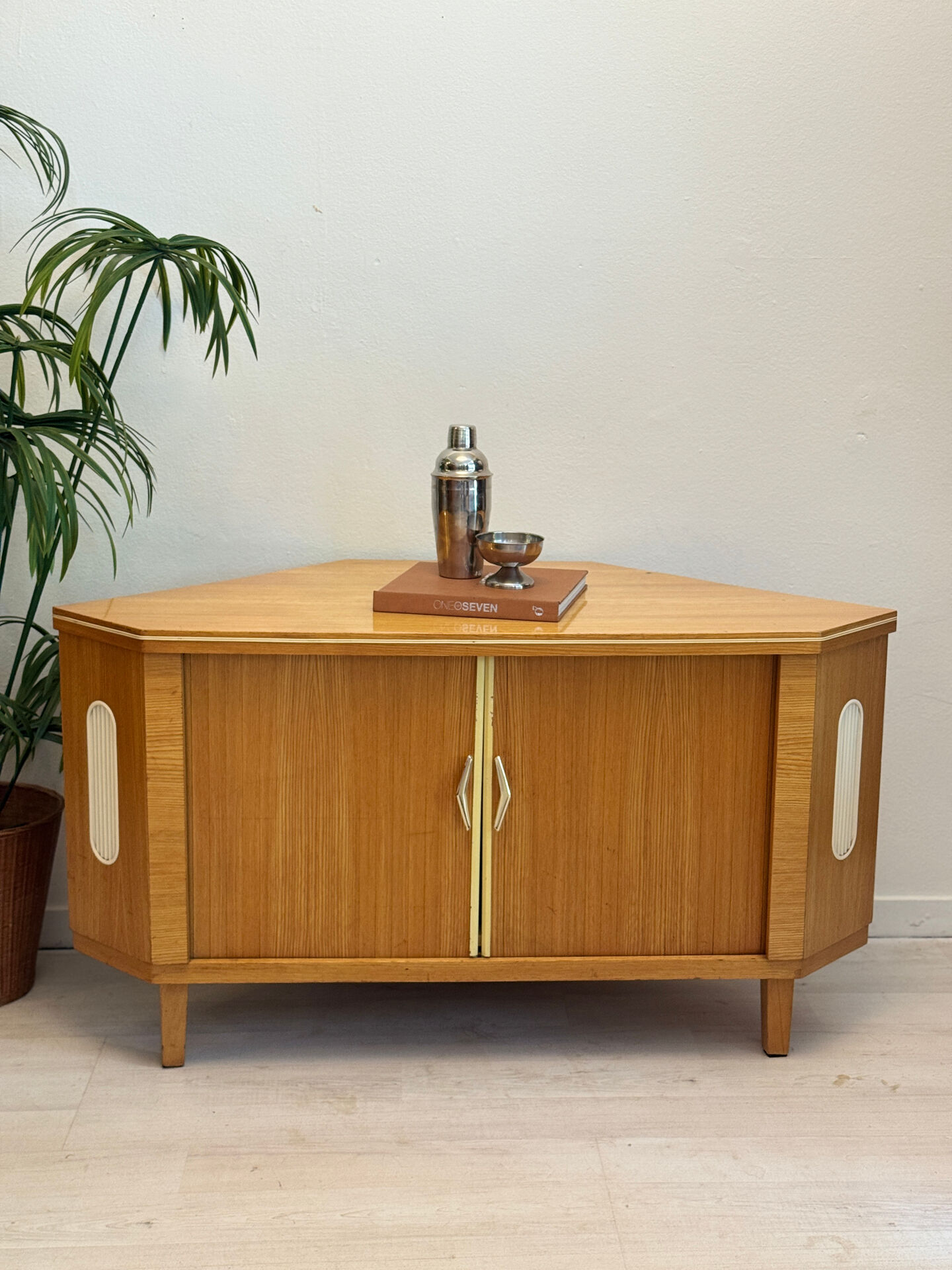 Cabinet de bar vintage « speakeasy »