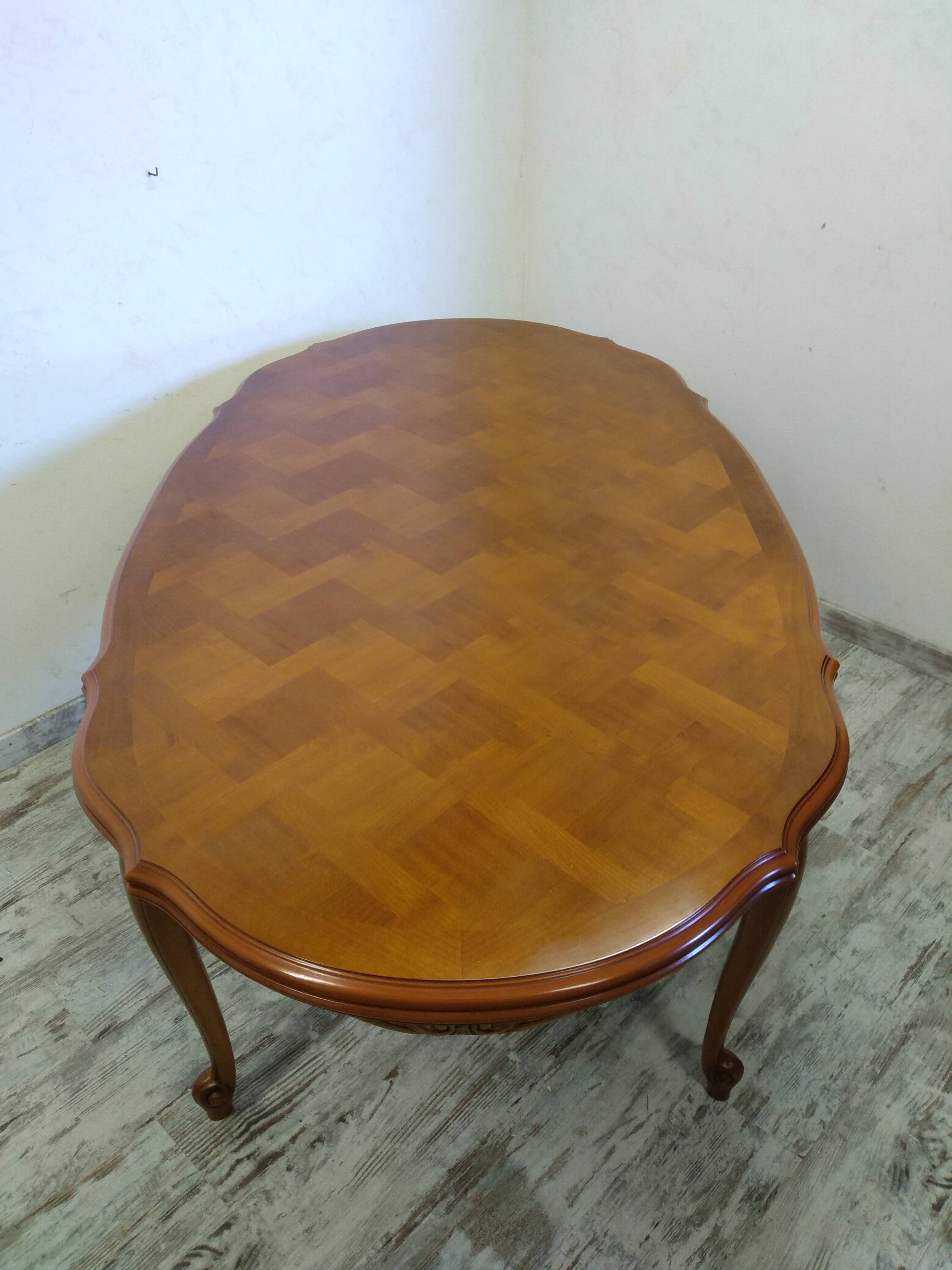 Regency style table with integrated extensions