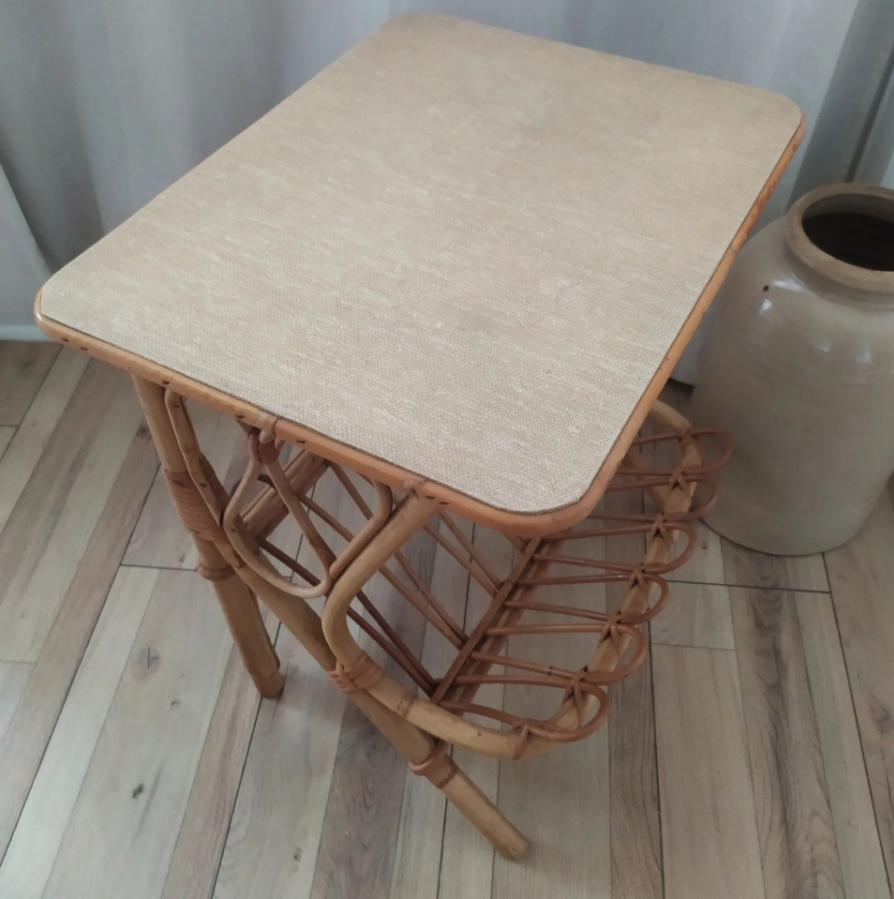 Magazine holder with tablet