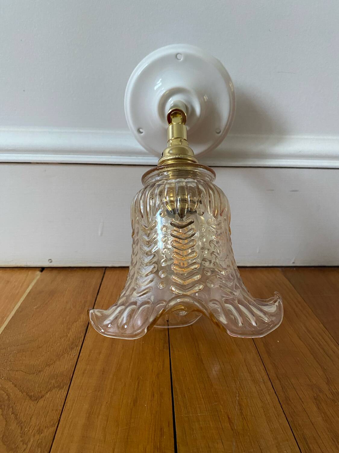 Wall light with vintage tulip