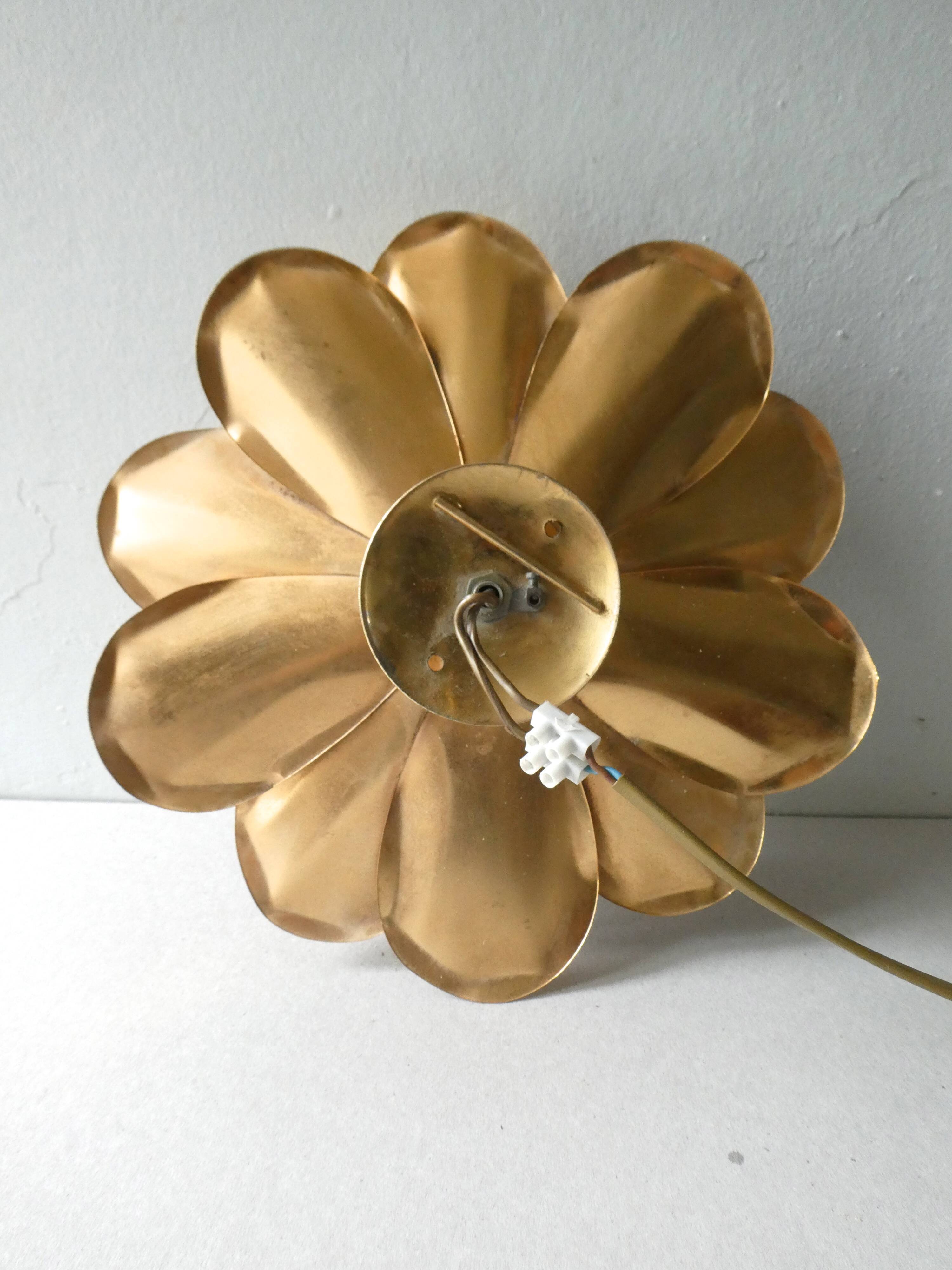 Golden metal flower wall lamp