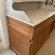 Meuble de toilette sablé en pitchpin