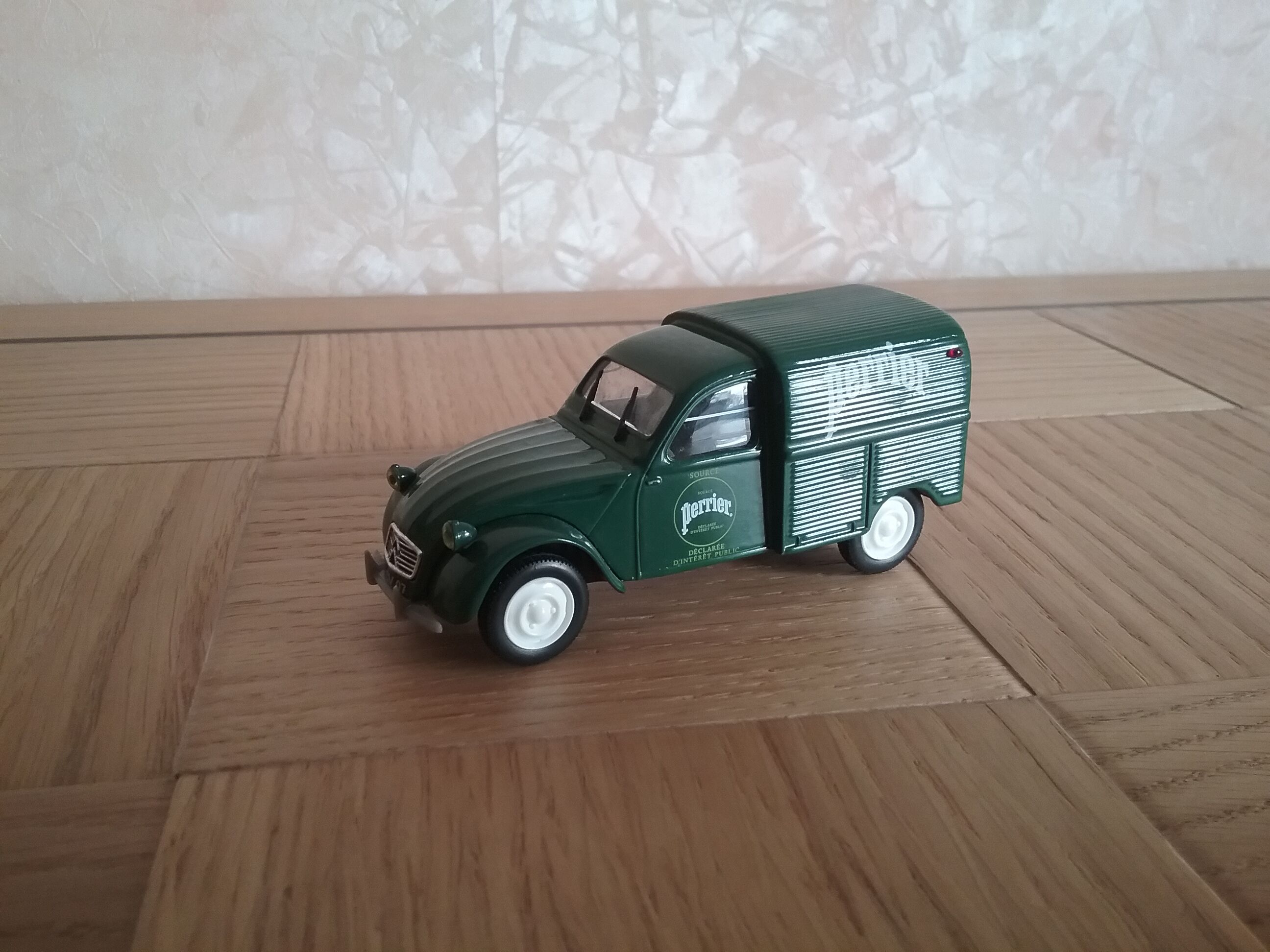 Citroen 2cv van Perrier Norev