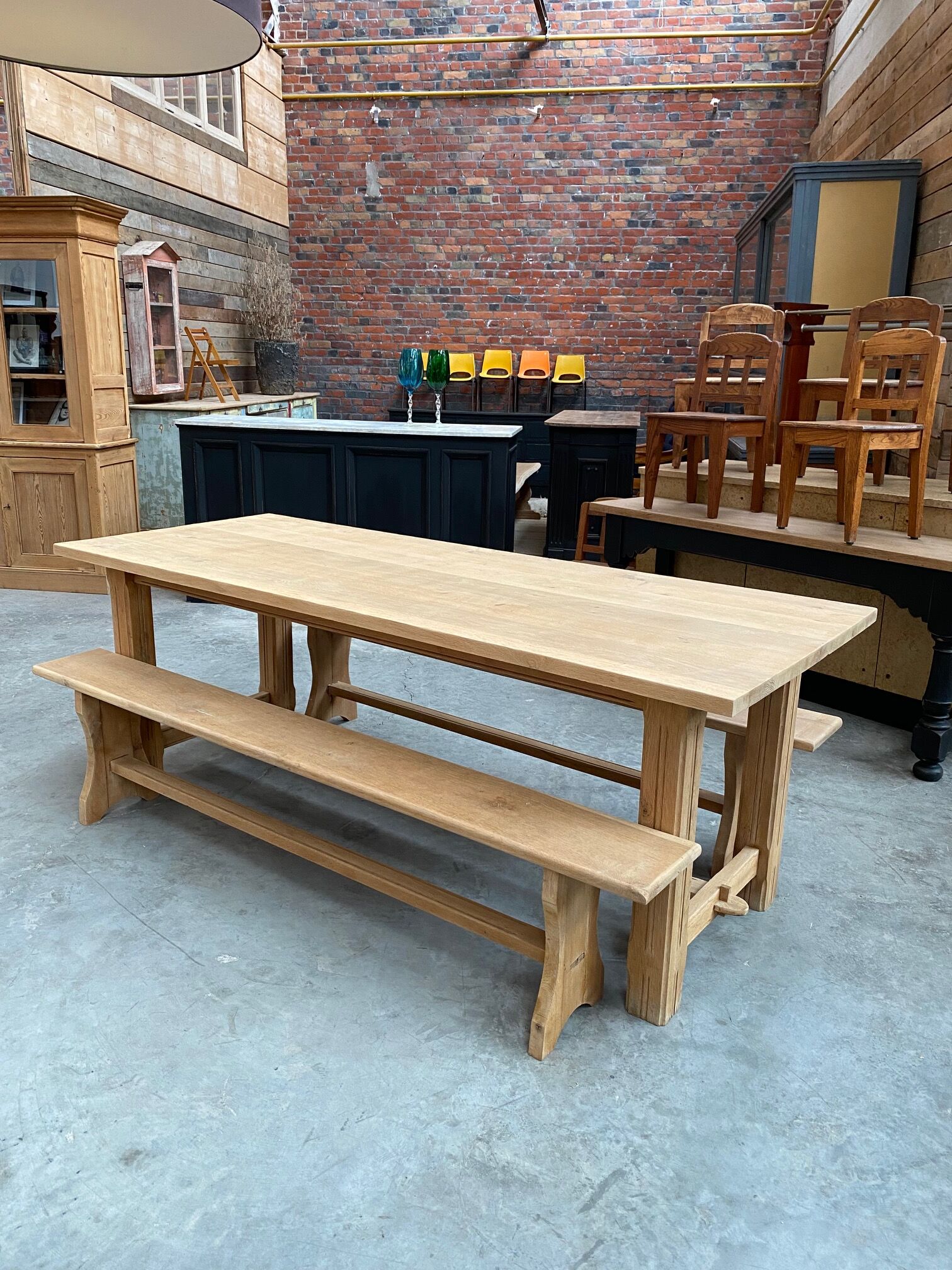 Oak farmhouse table and its 2 benches