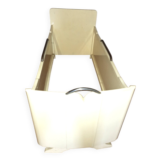 Lit d'enfant en bois peint.