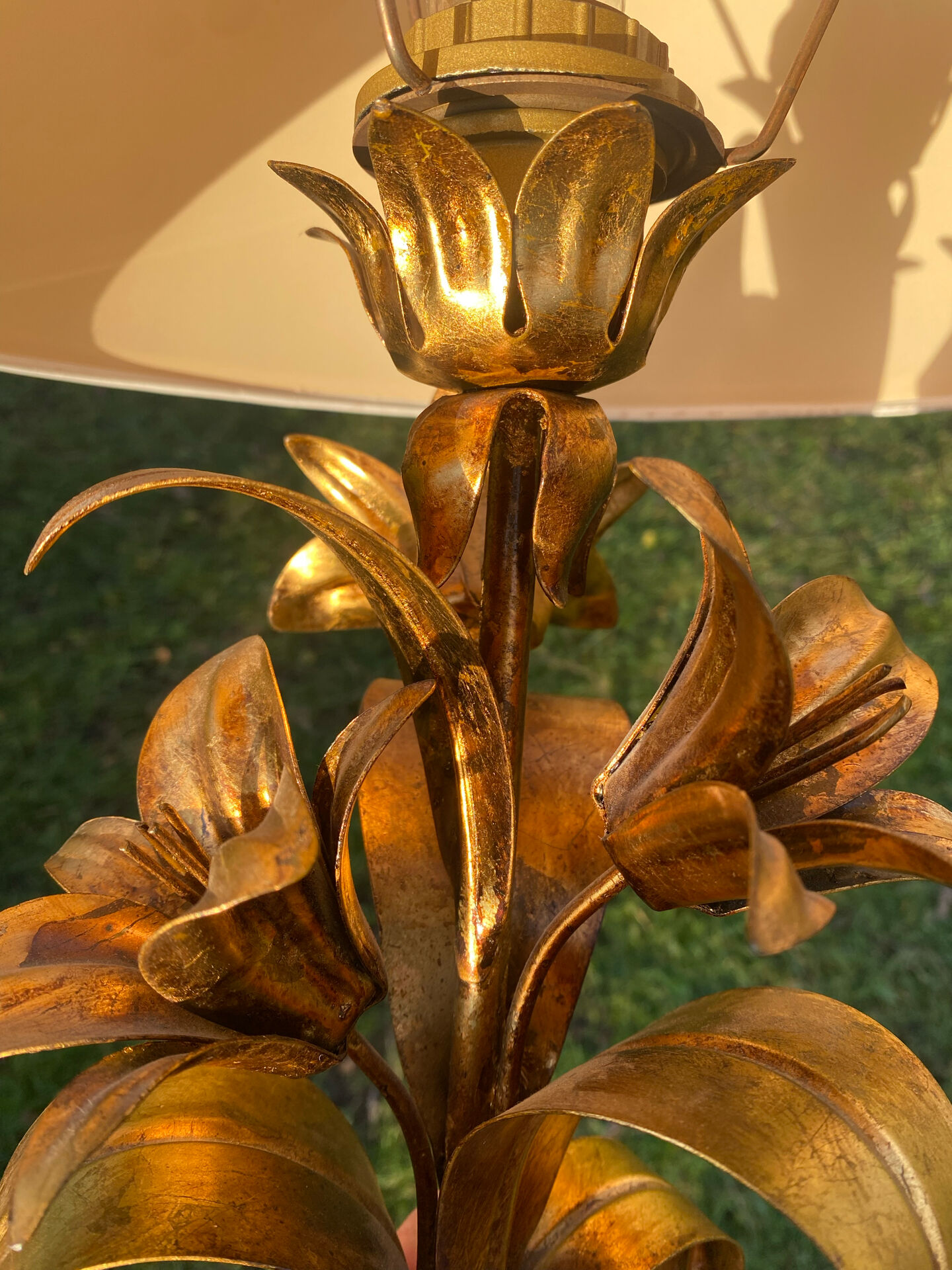 Lampe vintage dorée bouquet de lys Flor Art