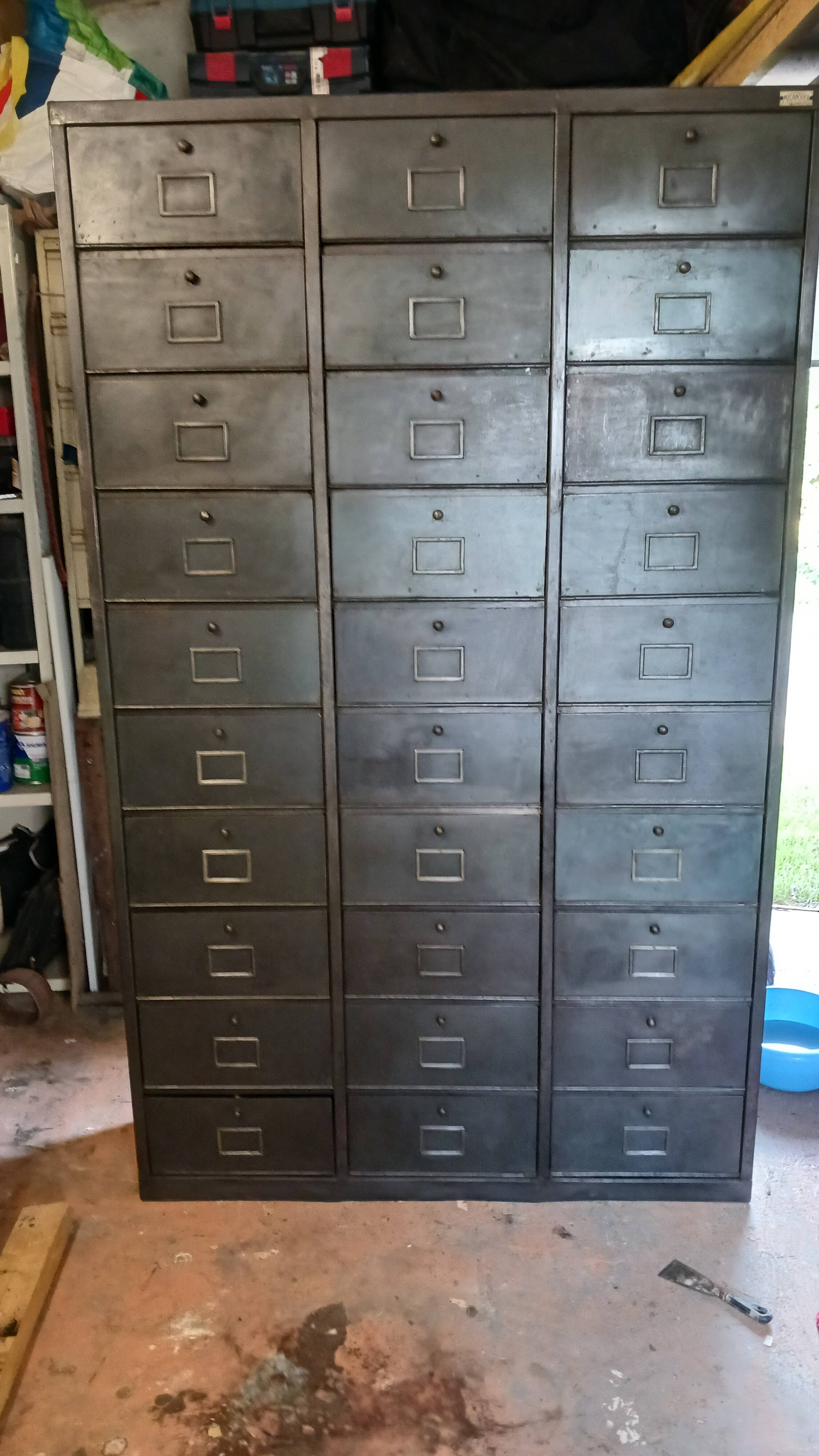 Metal cabinet, 30 valves