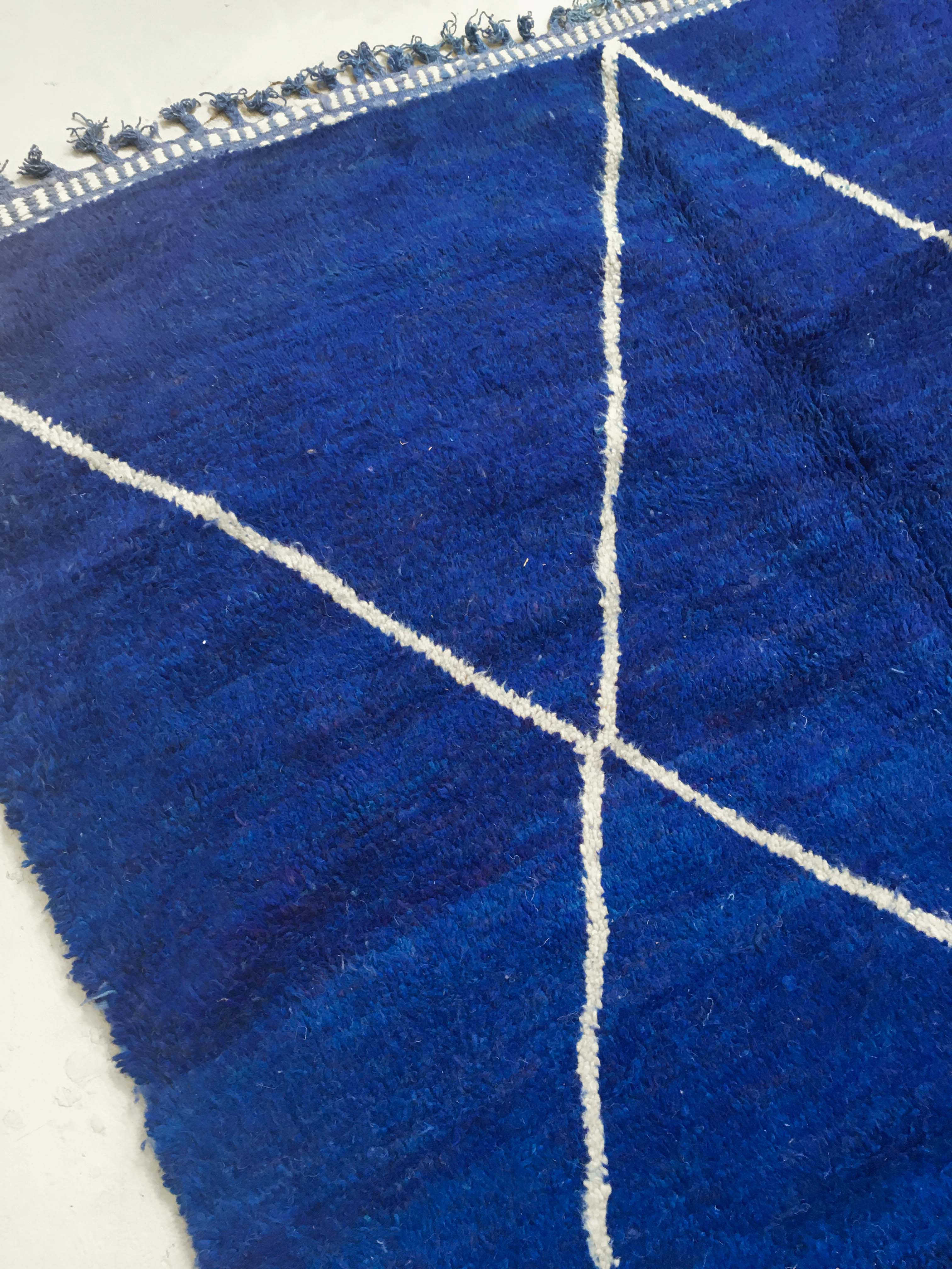 Berber carpet beni ouarain blue majorelle with unbleached diamonds 290x202m