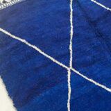 Tapis berbère beni ouarain bleu majorelle à losanges écrus 290x202m