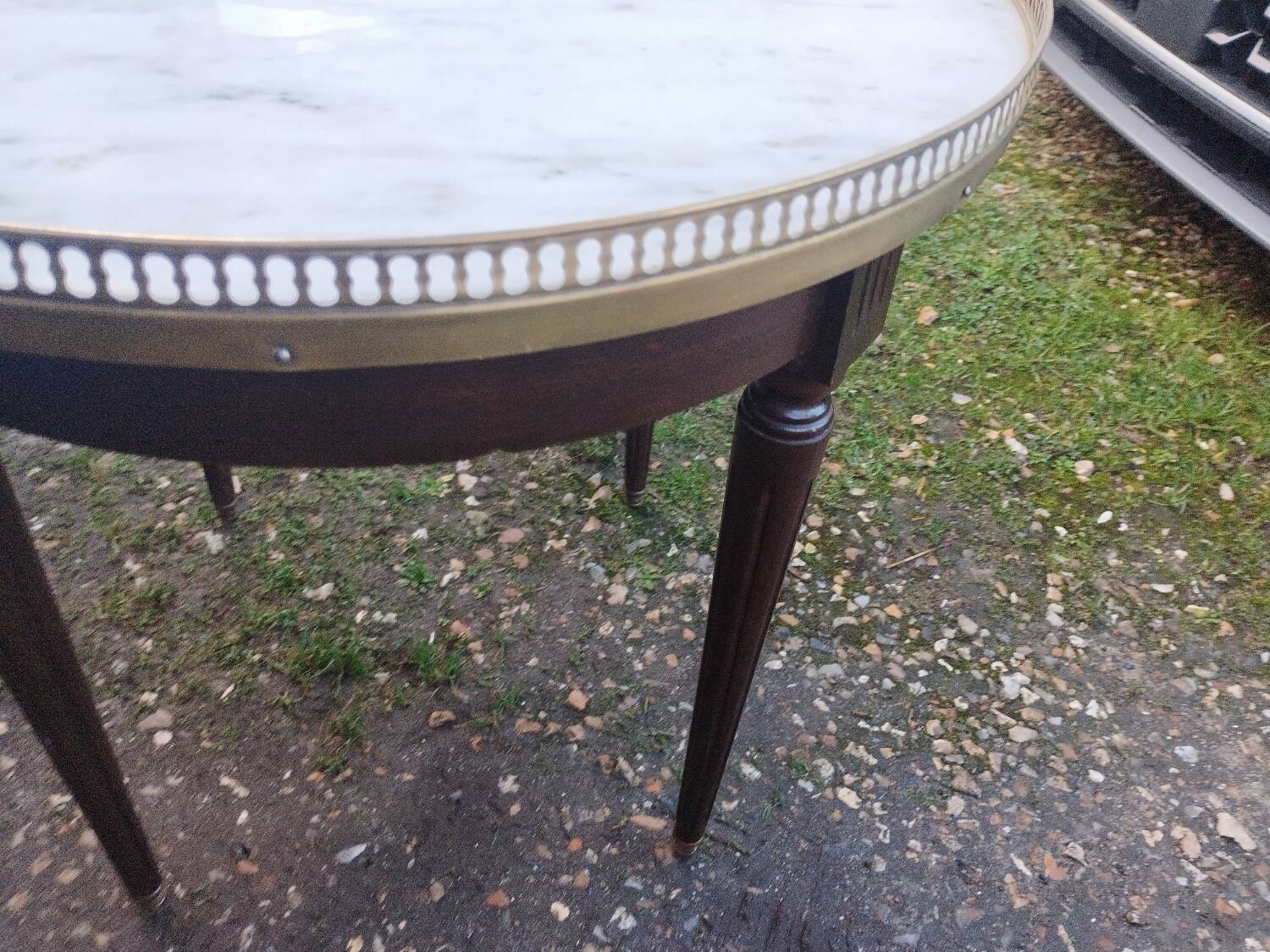 Bouillotte coffee table with antique marble top, Louis XVI style