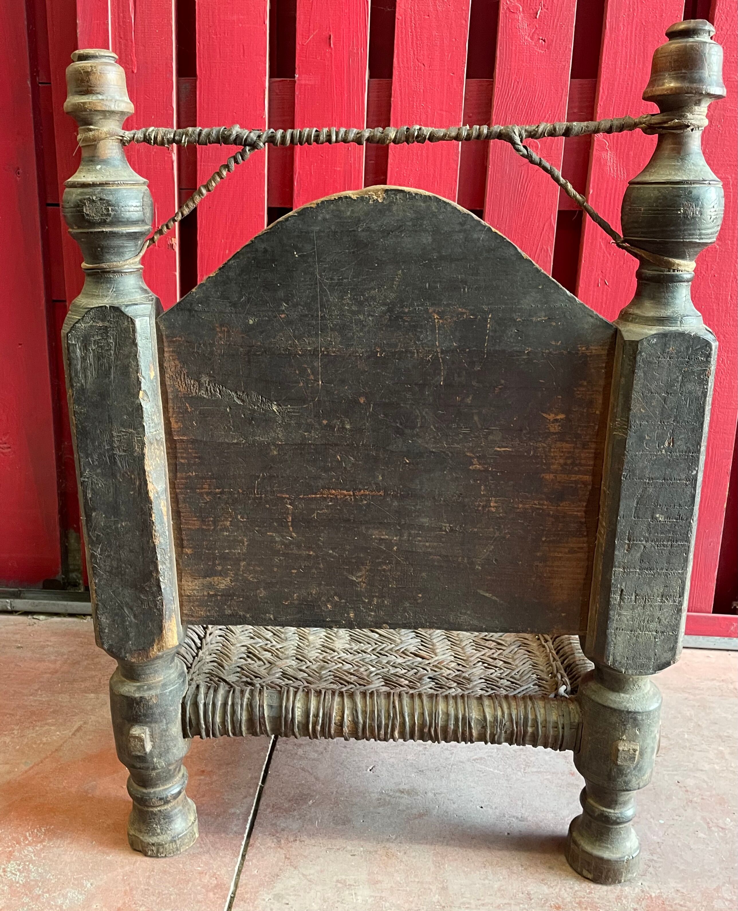 Ancienne chaise basse sculptée en bois de noyer assise tréssée en cuir, Pakistan Vallée de Swat