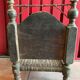 Ancienne chaise basse sculptée en bois de noyer assise tréssée en cuir, Pakistan Vallée de Swat