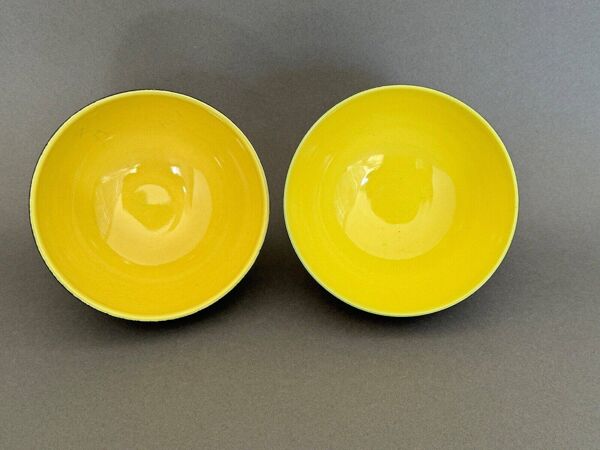 Deux pichets et trois bols céramiques Elchinger fond noir et jaune 1960