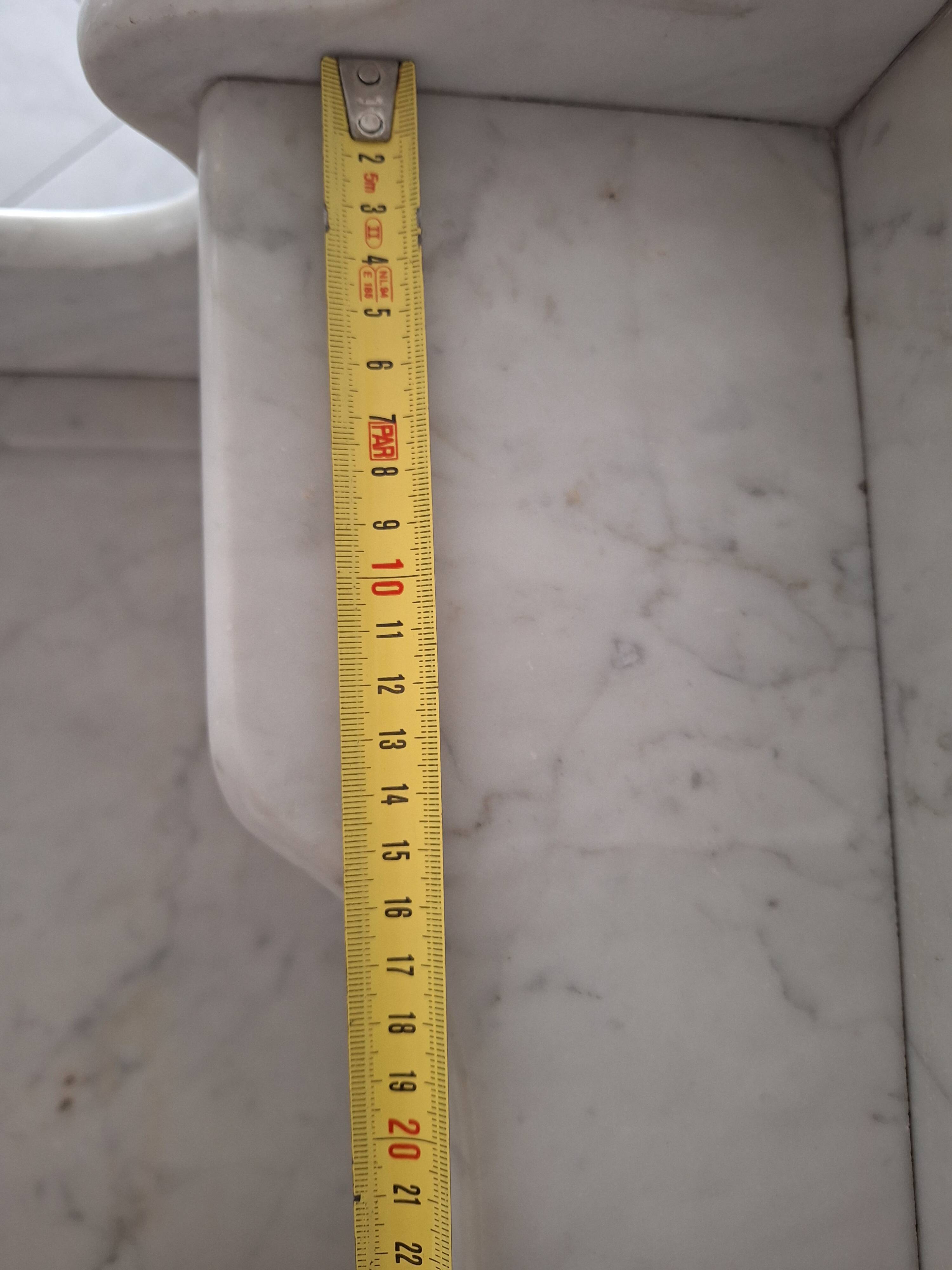 Ancien meuble de salle de bain avec marbre