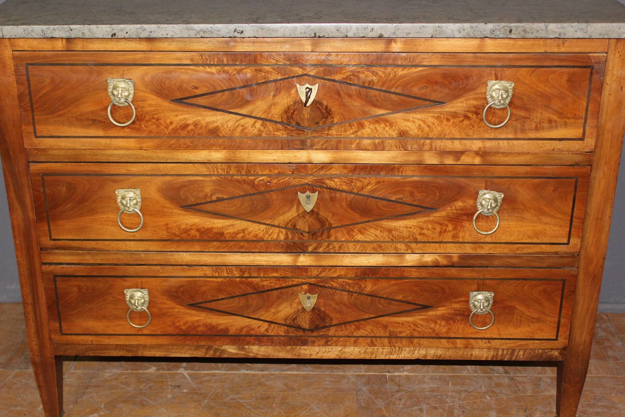 Commode Directoire en Noyer fin XVIII