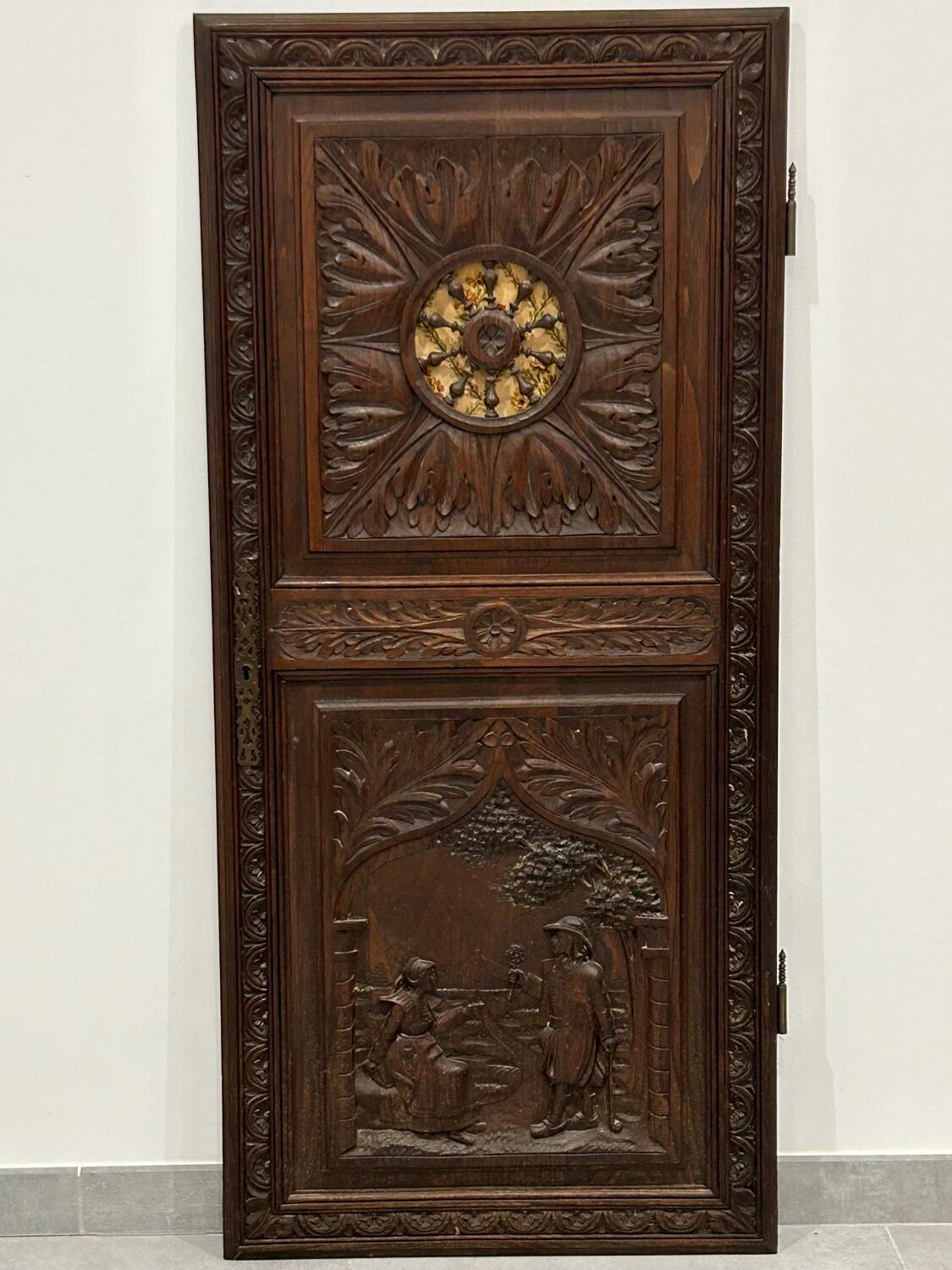 Carved and openwork wardrobe door