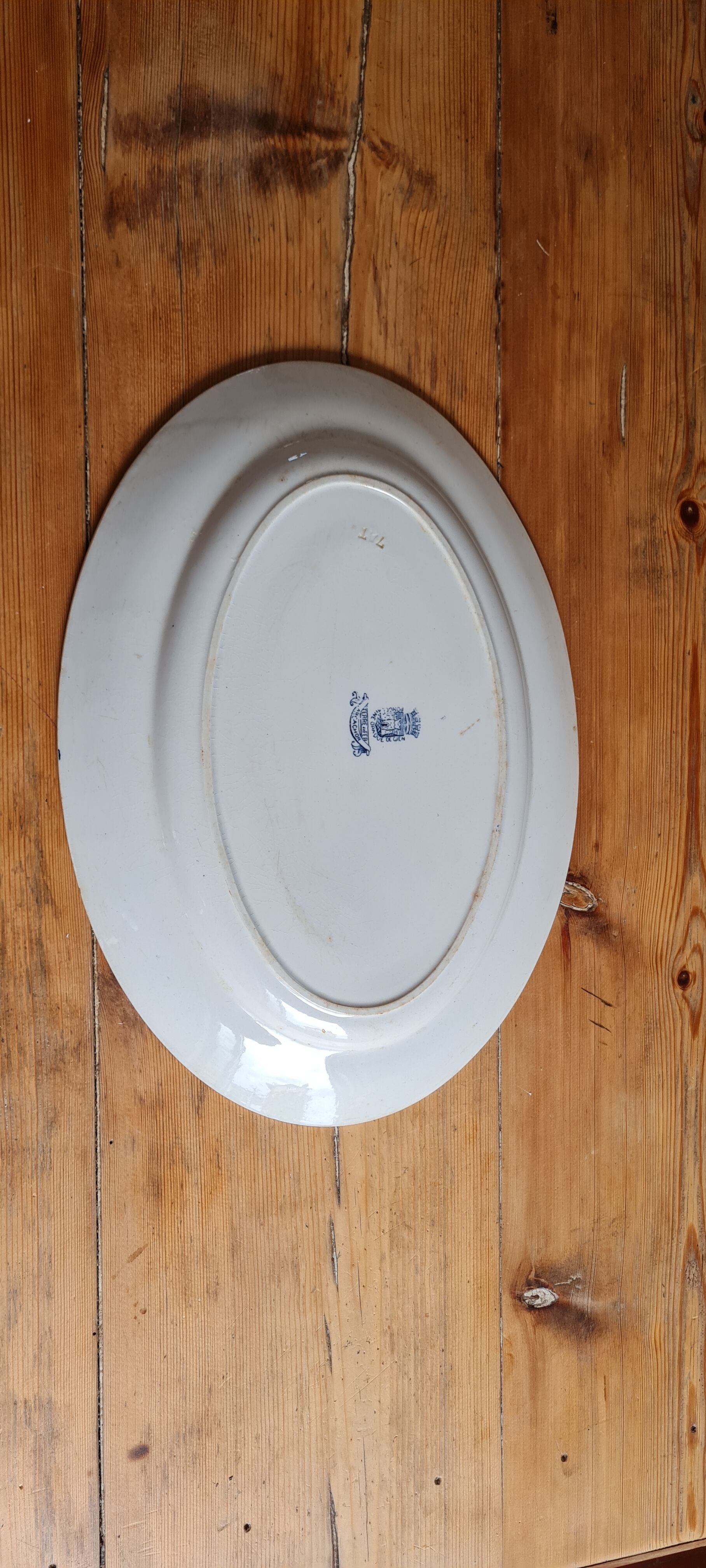 Oval serving dish in iron earth