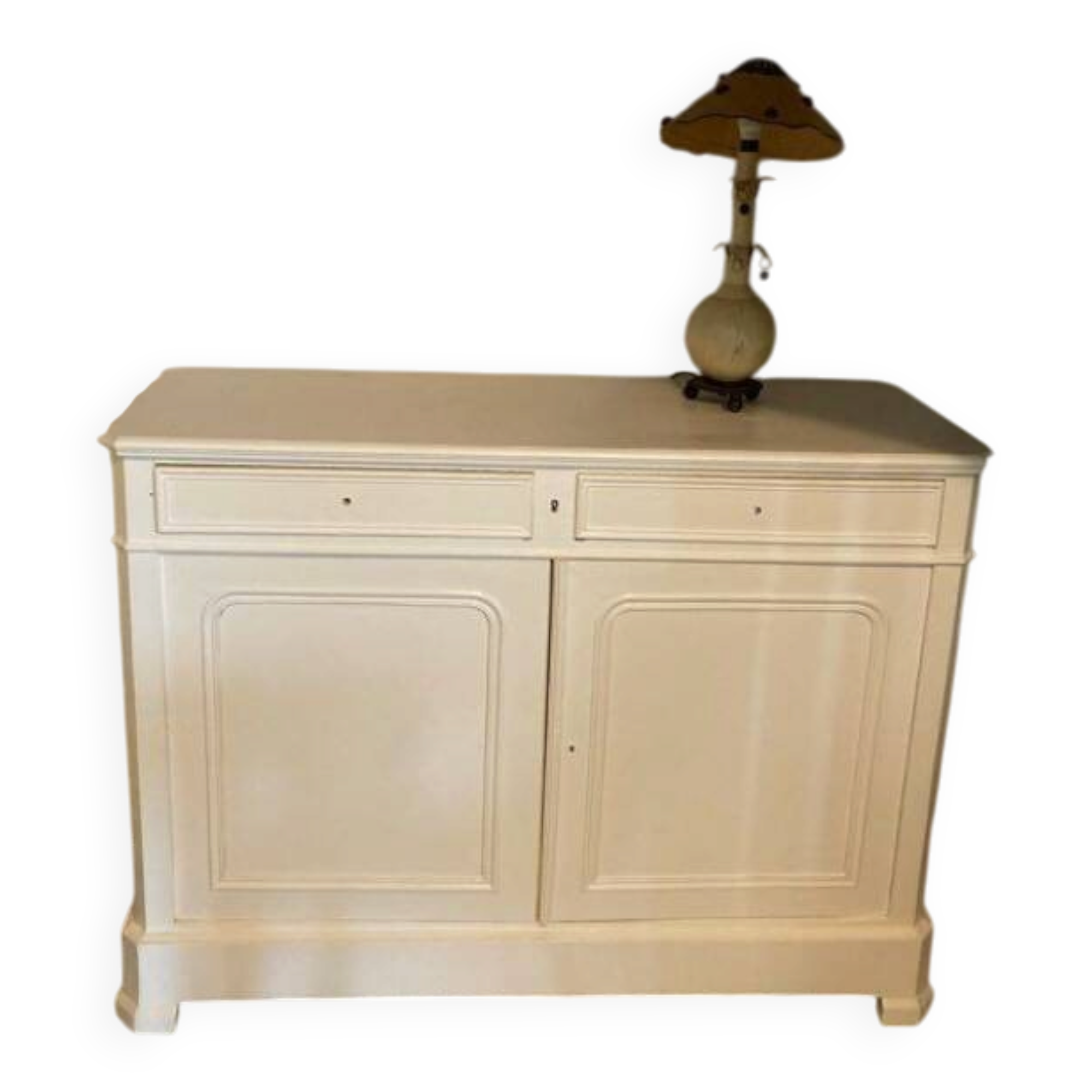 Buffet bas en bois massif relooké blanc cassé – Style Louis-Philippe