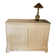 Buffet bas en bois massif relooké blanc cassé – Style Louis-Philippe