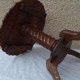 Paire de petites tables guéridon indienne en bois sculpté et orné