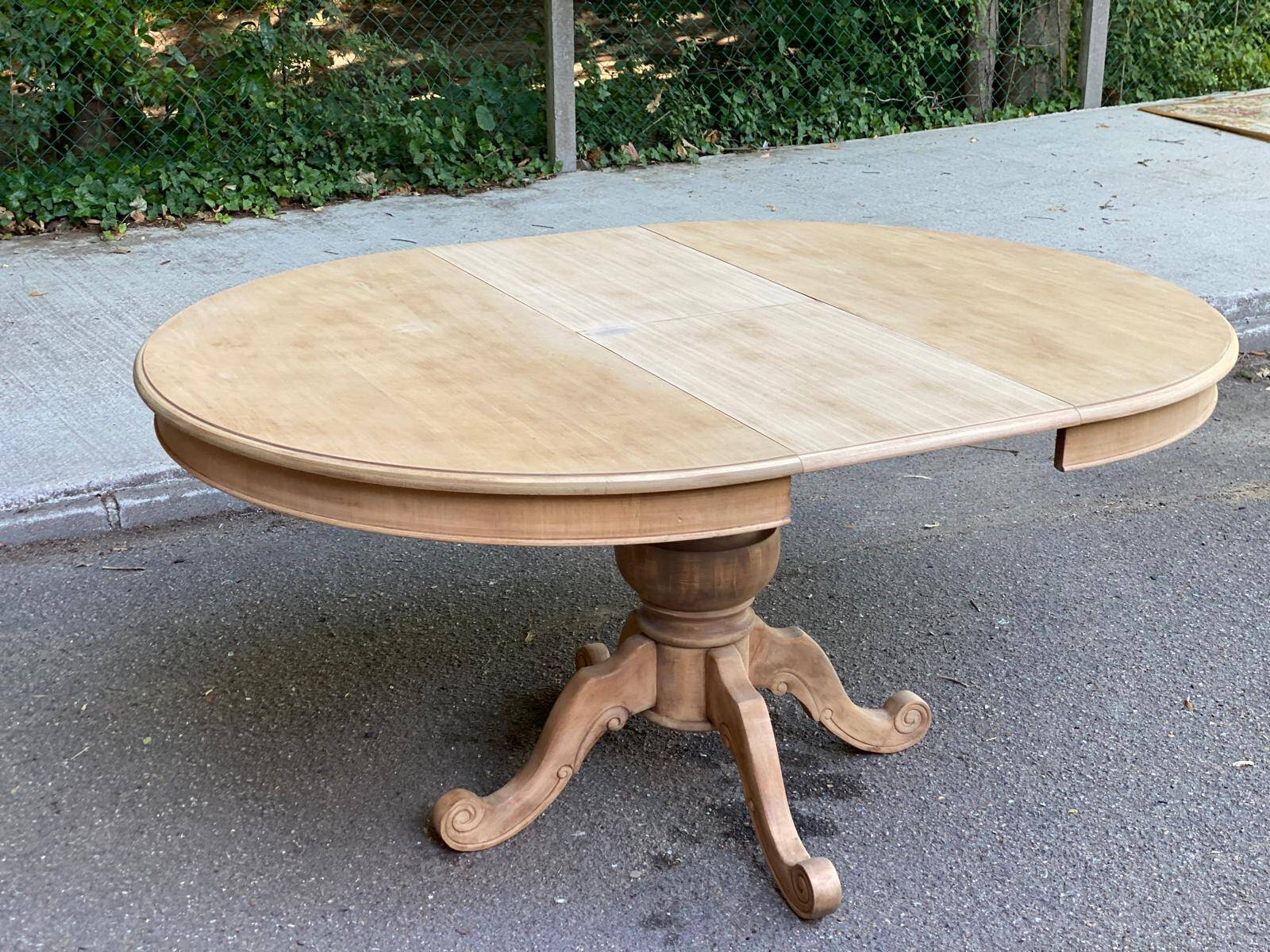 Extendable round dining table with central art deco leg, renovated in raw wood