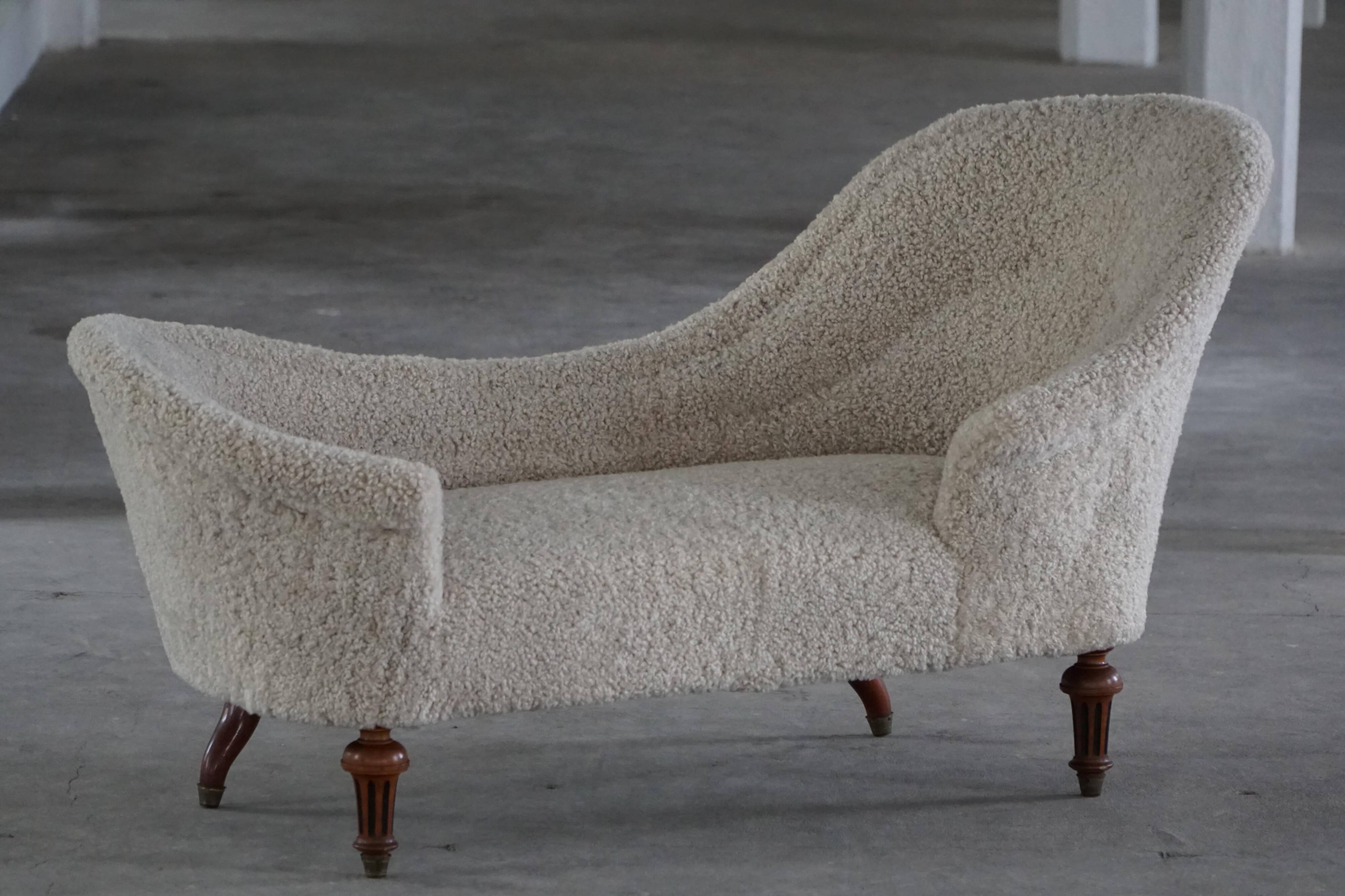 Antique Danish sculptural chaise longue from the 19th century, reupholstered in lambswool.