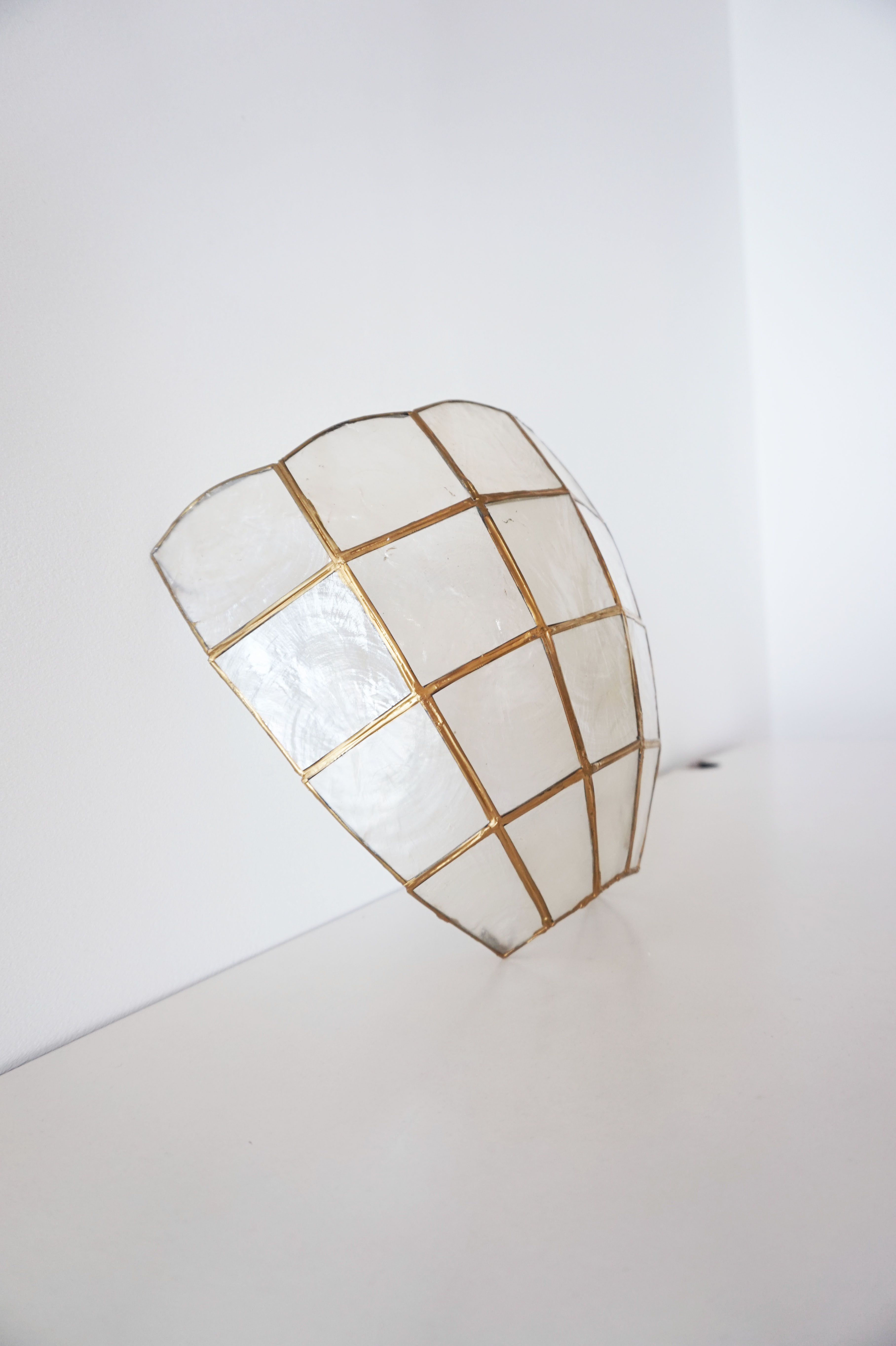Mother-of-pearl shell shape wall lamp