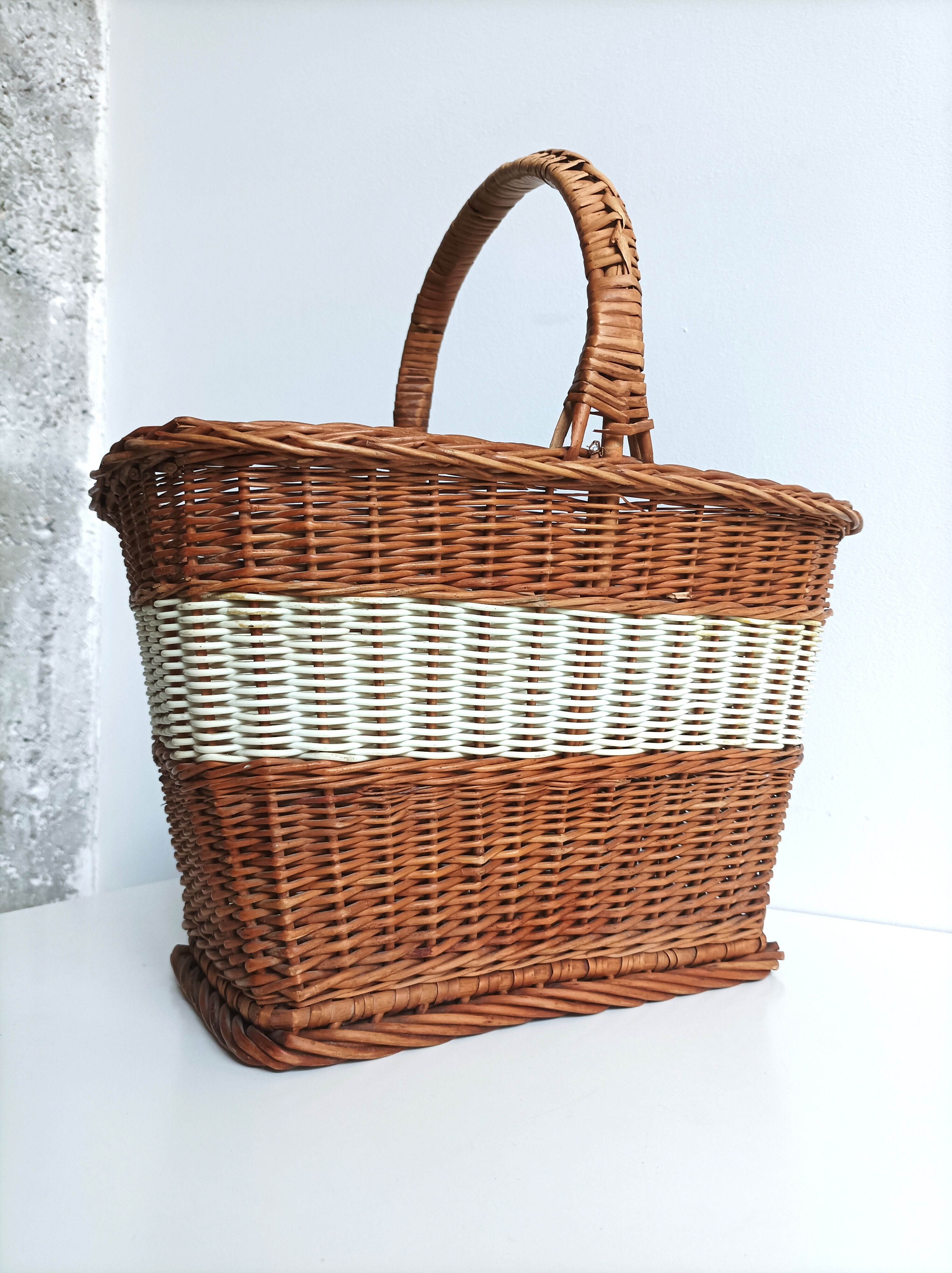 Wicker basket & woven scoubidou threads