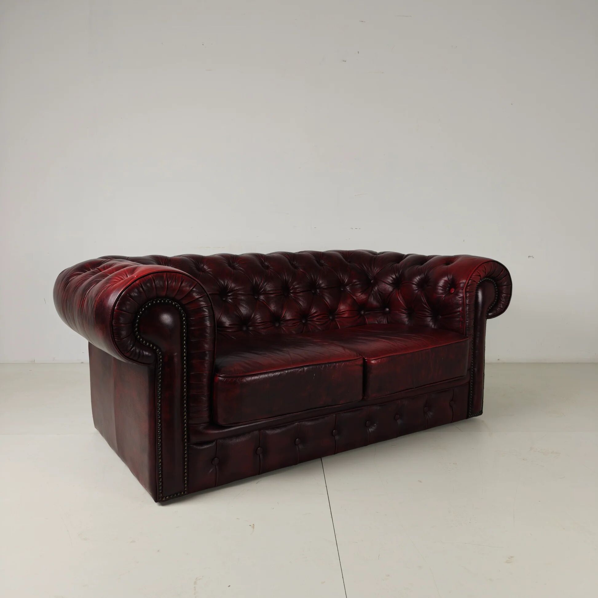 Red Chesterfield 2-seater sofa – oxblood leather
