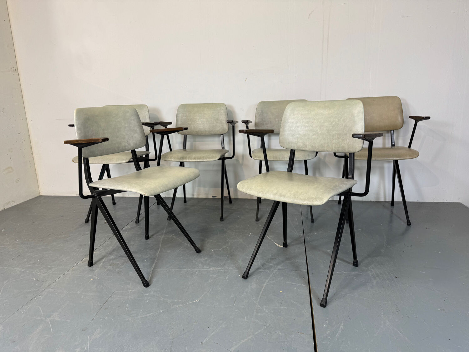 6 chaises industrielles en acier de style Mid-Century avec accoudoirs en bois de Marko