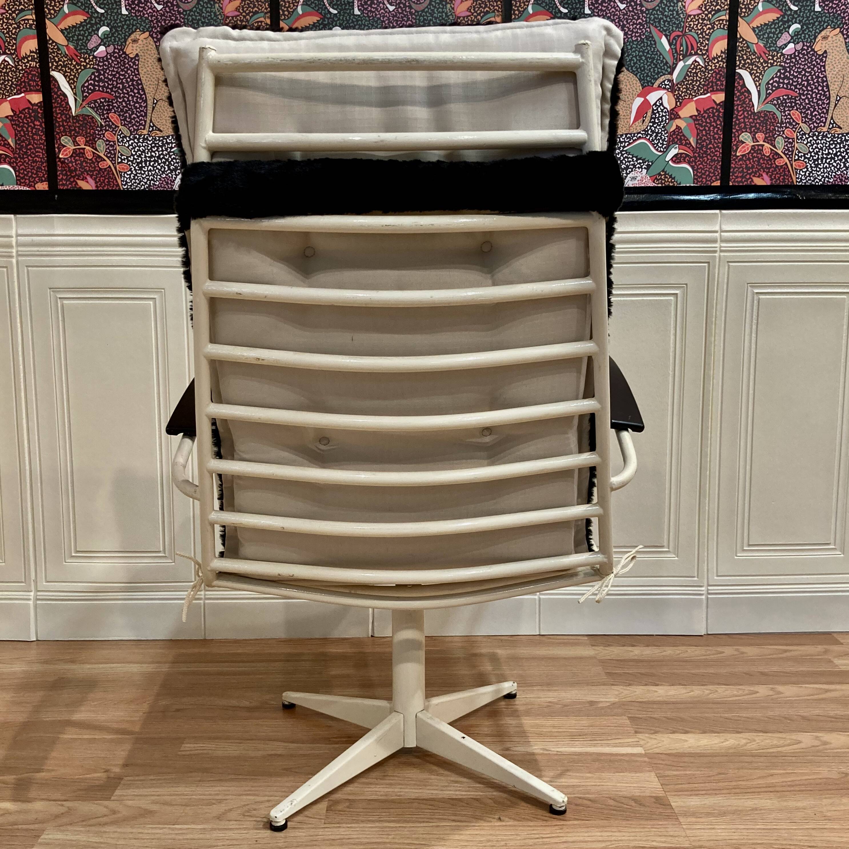 Swivel chair in metal and Bakelite, 1960s design.