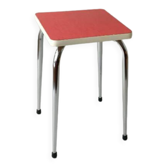 Tabouret en formica rouge rosé