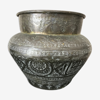 Persian basin vase hides ancient islamic pot