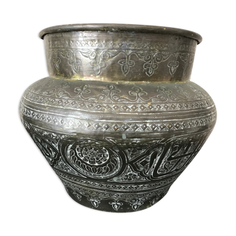 Persian basin vase hides ancient islamic pot