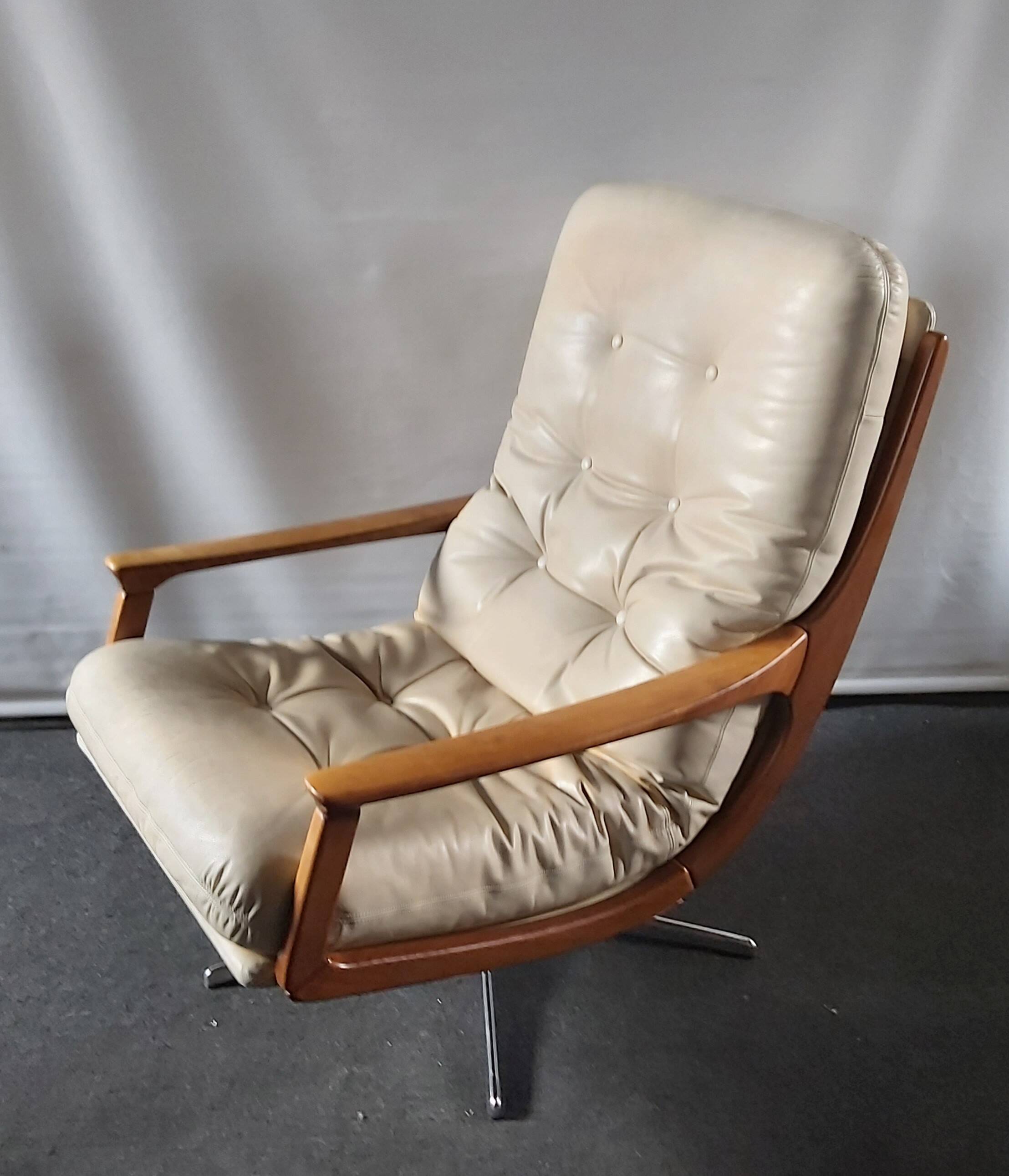 Leather armchairs designed by Eugen Schmidt for Soloform