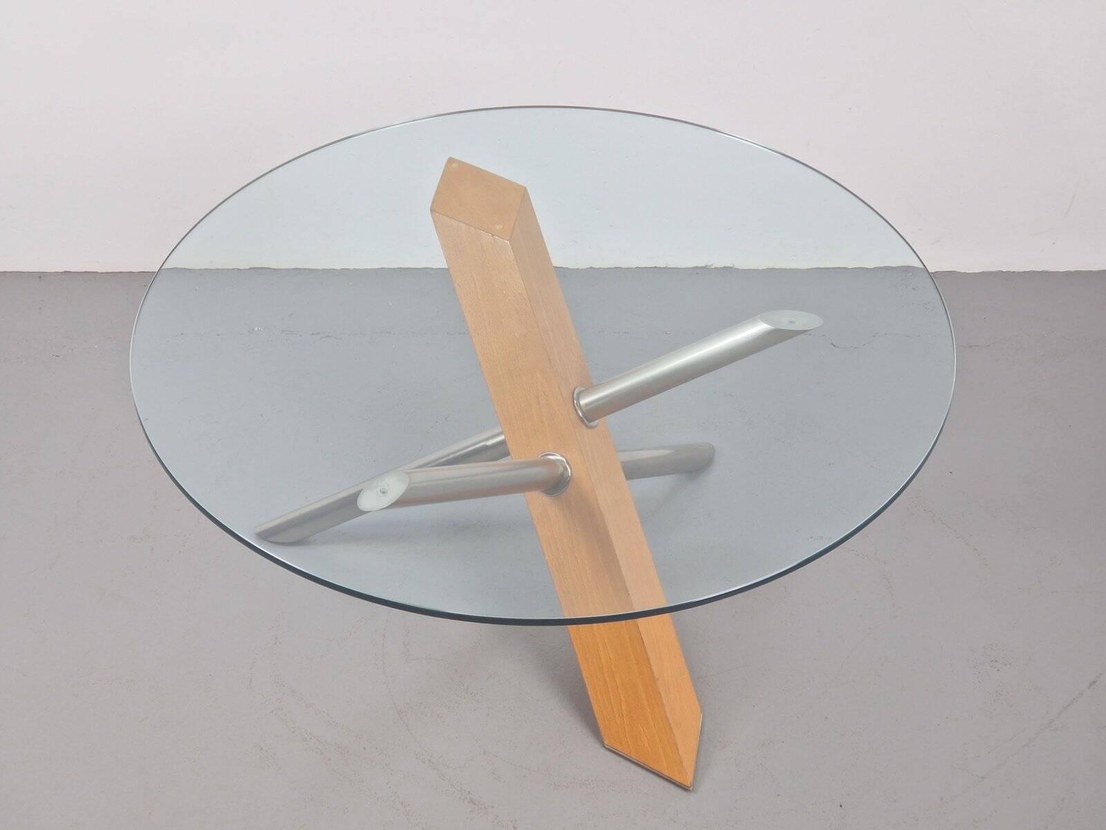 Table basse croisée postmoderne en bois, acier inoxydable et verre, Italie, années 1990.