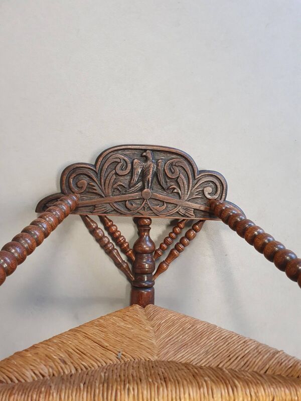 Chaise d'angle triangulaire hollandaise en bois tourné avec assise en jonc et fauteuil tricoté