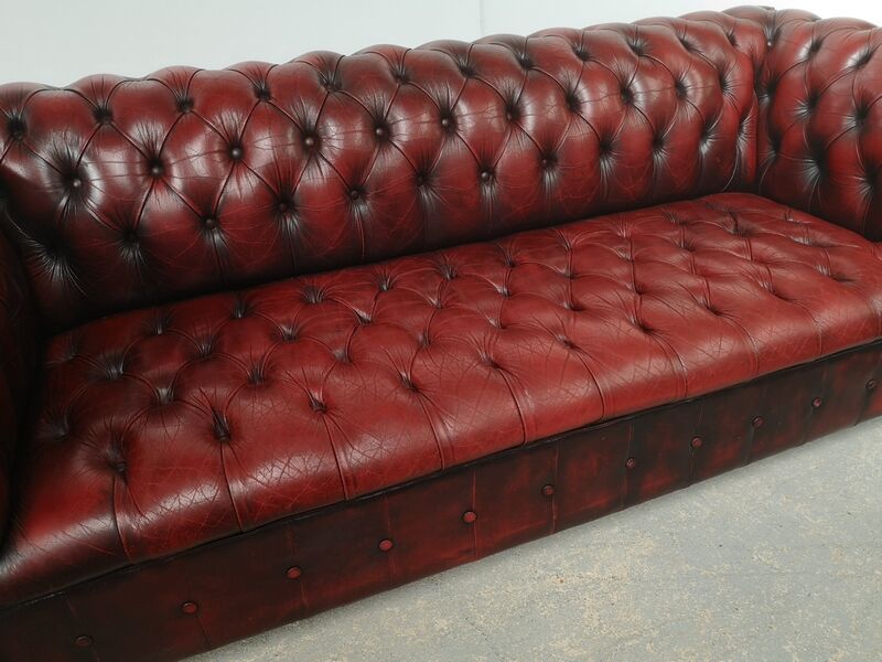Canapé Chesterfield cuir rouge capitonné