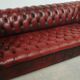 Canapé Chesterfield cuir rouge capitonné