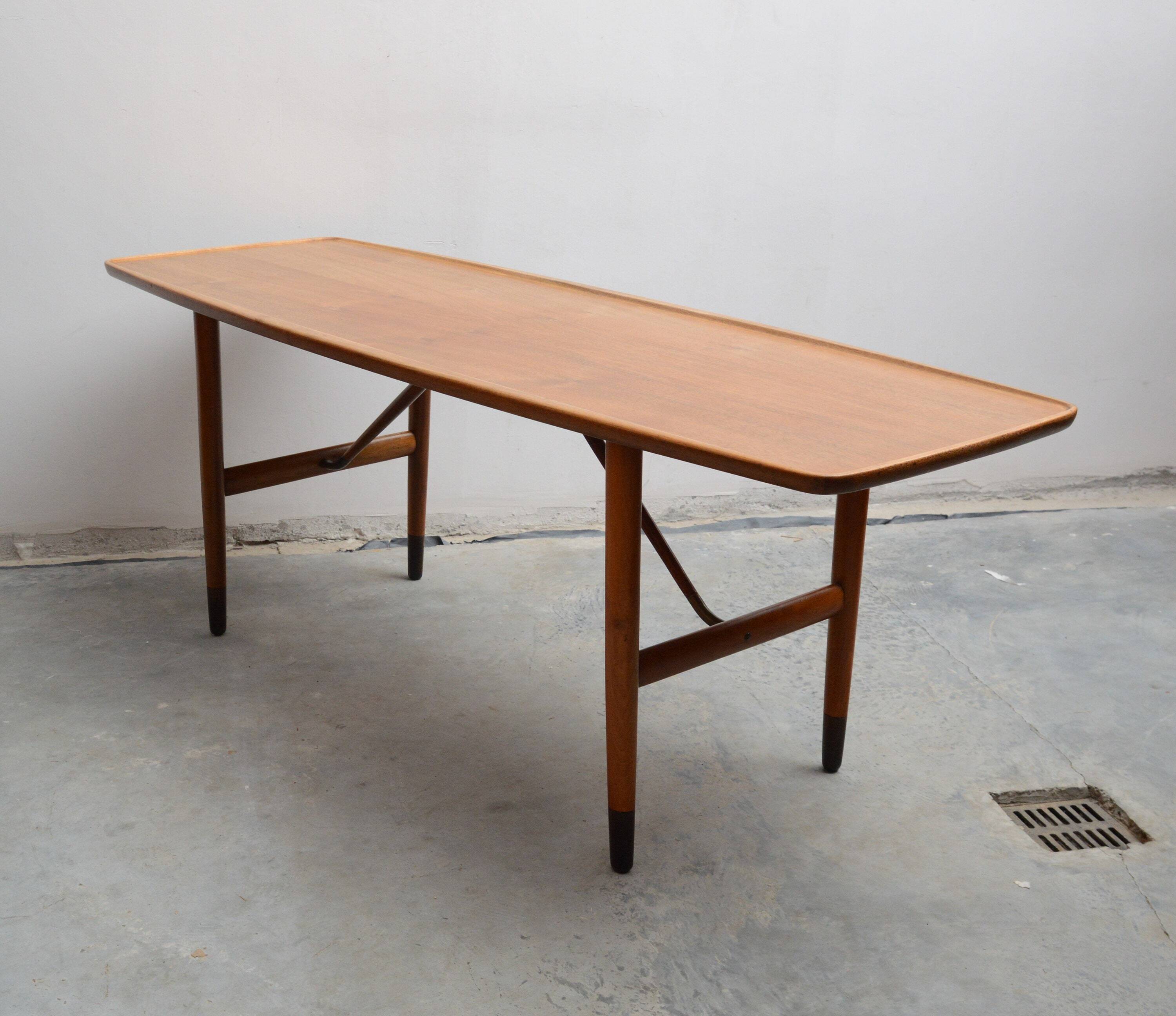 Table basse Anton Kildeberg (attr.), noyer et laiton, Danemark années 5060